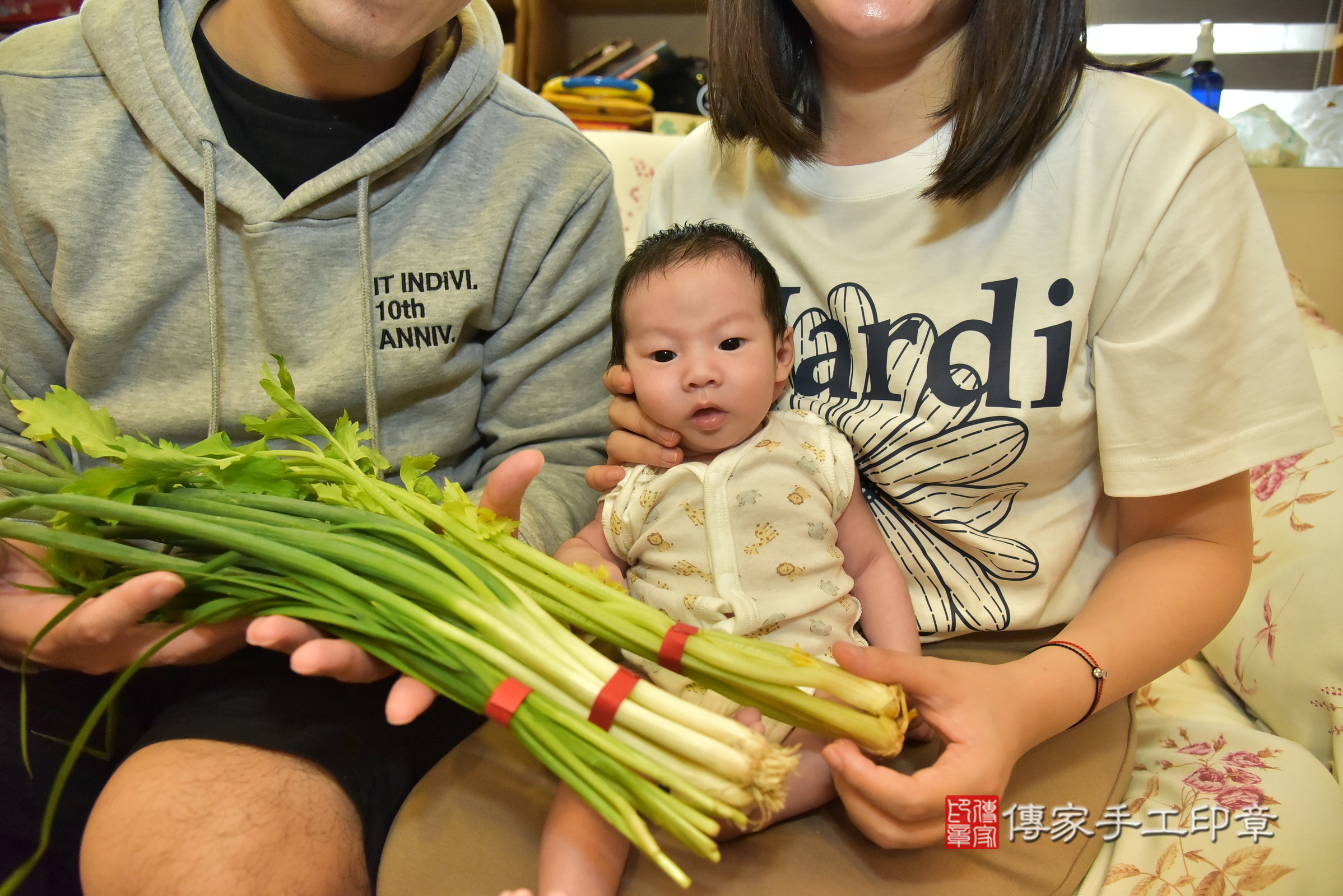 小碩寶寶(台北市北投區到府嬰兒小碩寶寶滿月剃頭理髮、到府嬰兒剃胎毛儀式吉祥話)。到府剃頭剃胎毛主持、專業拍照、證書。★購買「臍帶章、肚臍章、胎毛筆刷印章」贈送：剃頭、收涎、抓周，三選一。2024.11.19，照片7