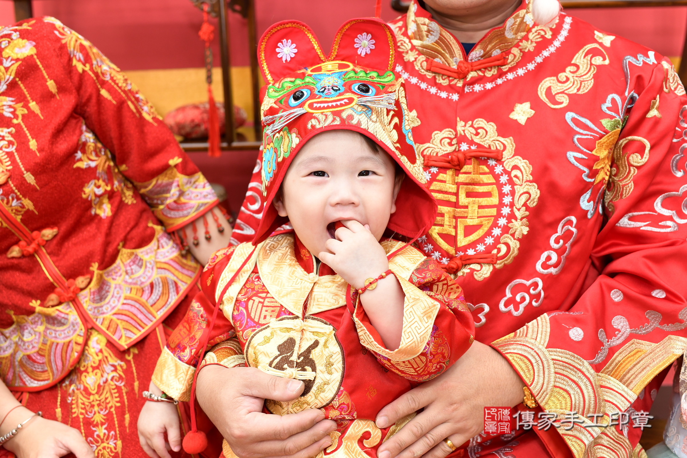 新北市永和區祐祐寶寶抓周推薦：傳家新北店抓周度脺中國風會場，嬰兒古禮抓周流程儀式吉祥話、抓周道具物品24種、拍照。抓周證書。2024.11.22，照片1