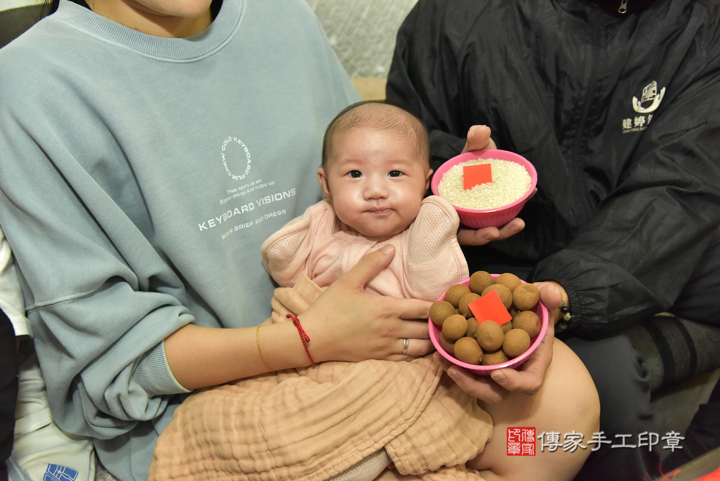 霏霏寶寶(新北市新店區到府嬰兒霏霏寶寶滿月剃頭理髮、到府嬰兒剃胎毛儀式吉祥話)。到府剃頭剃胎毛主持、專業拍照、證書。★購買「臍帶章、肚臍章、胎毛筆刷印章」贈送：剃頭、收涎、抓周，三選一。2024.11.21，照片6