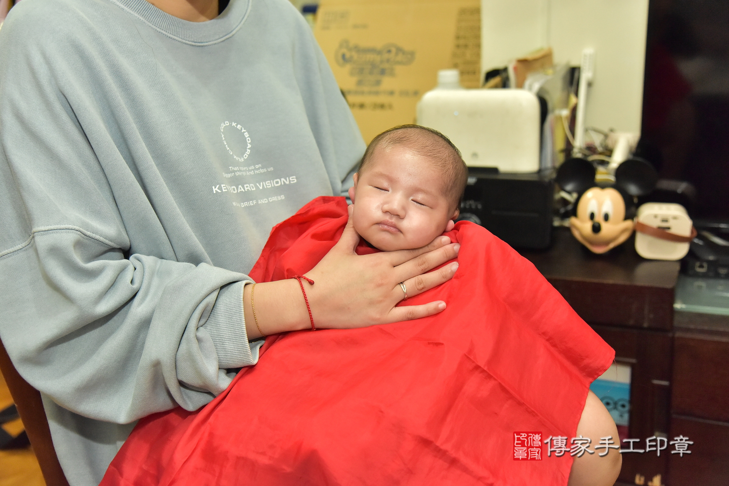 霏霏寶寶(新北市新店區到府嬰兒霏霏寶寶滿月剃頭理髮、到府嬰兒剃胎毛儀式吉祥話)。到府剃頭剃胎毛主持、專業拍照、證書。★購買「臍帶章、肚臍章、胎毛筆刷印章」贈送：剃頭、收涎、抓周，三選一。2024.11.21，照片19