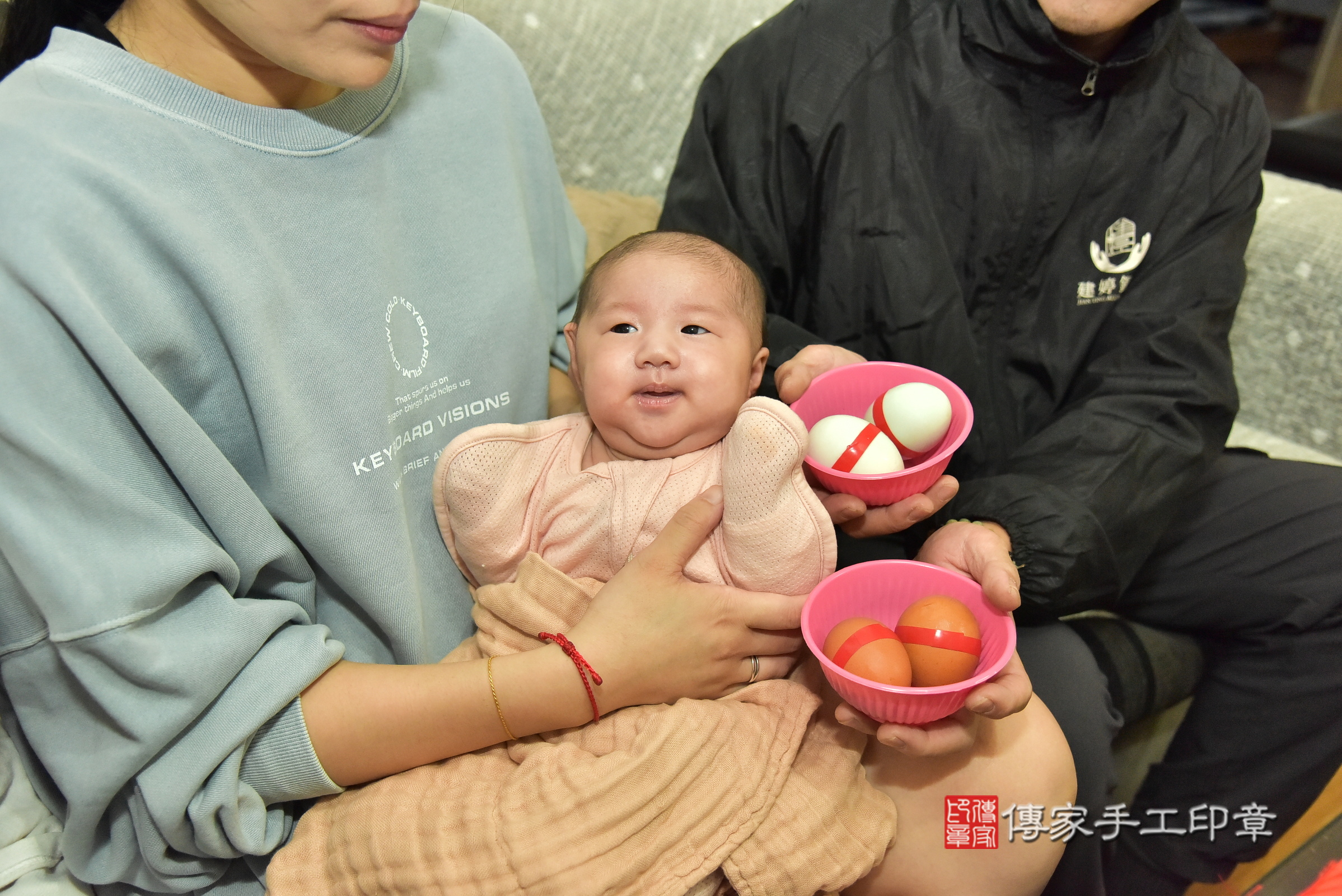 霏霏寶寶(新北市新店區到府嬰兒霏霏寶寶滿月剃頭理髮、到府嬰兒剃胎毛儀式吉祥話)。到府剃頭剃胎毛主持、專業拍照、證書。★購買「臍帶章、肚臍章、胎毛筆刷印章」贈送：剃頭、收涎、抓周，三選一。2024.11.21，照片5