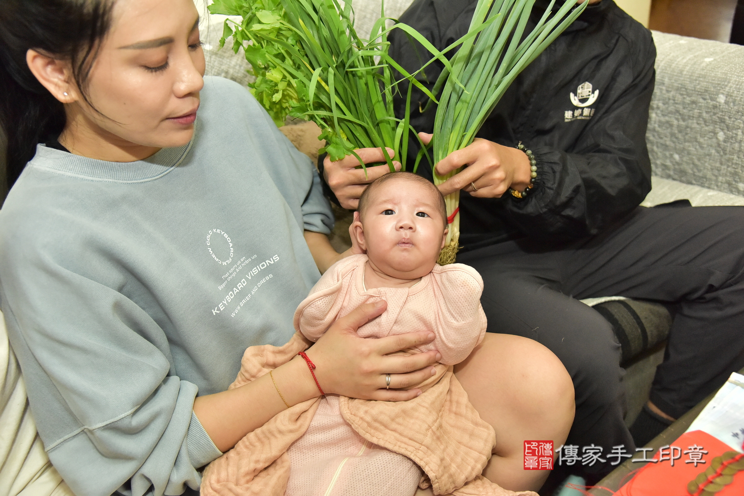 霏霏寶寶(新北市新店區到府嬰兒霏霏寶寶滿月剃頭理髮、到府嬰兒剃胎毛儀式吉祥話)。到府剃頭剃胎毛主持、專業拍照、證書。★購買「臍帶章、肚臍章、胎毛筆刷印章」贈送：剃頭、收涎、抓周，三選一。2024.11.21，照片12