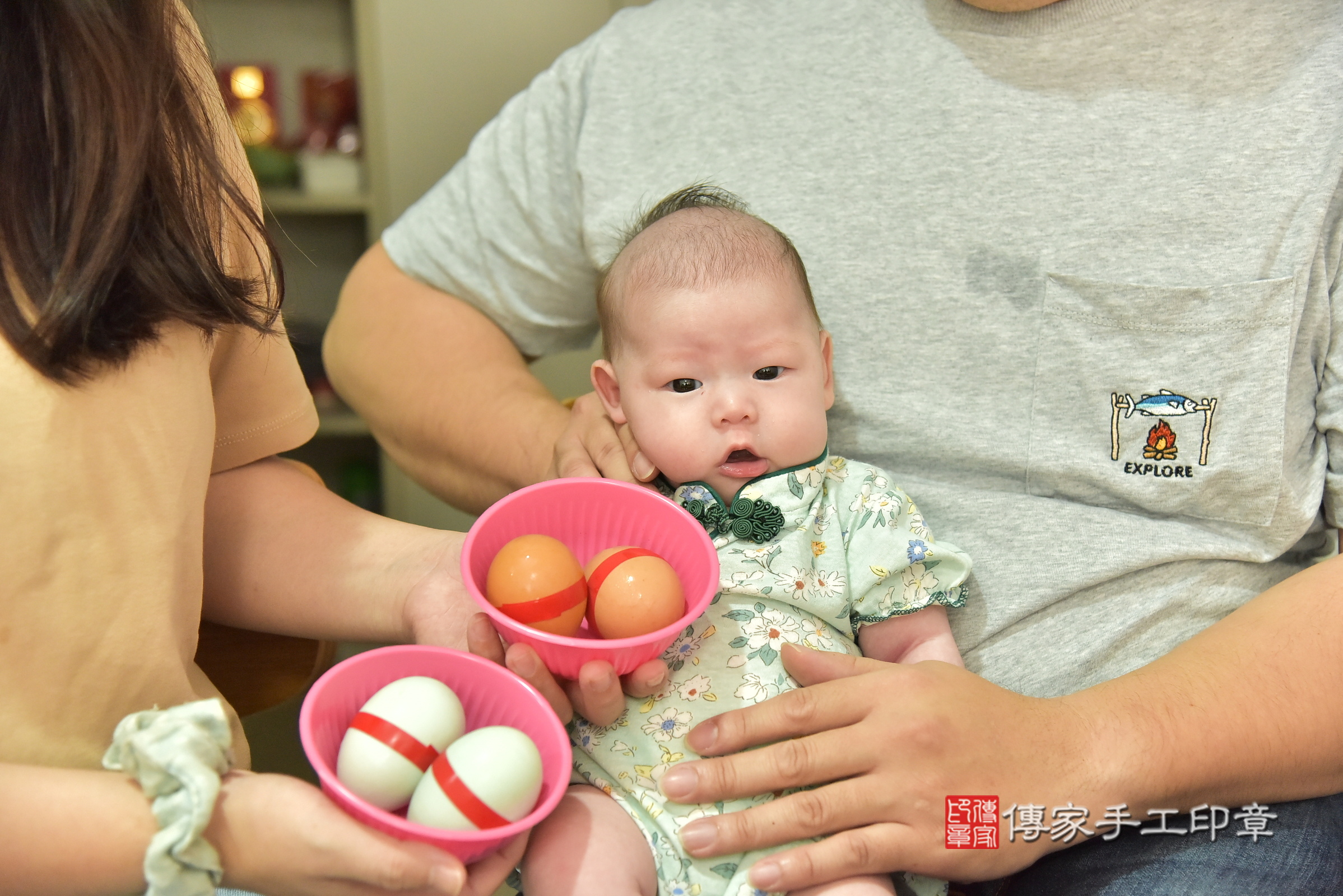 文文寶寶(新北市土城區到府嬰兒文文寶寶滿月剃頭理髮、到府嬰兒剃胎毛儀式吉祥話)。到府剃頭剃胎毛主持、專業拍照、證書。★購買「臍帶章、肚臍章、胎毛筆刷印章」贈送：剃頭、收涎、抓周，三選一。2024.11.23，照片4