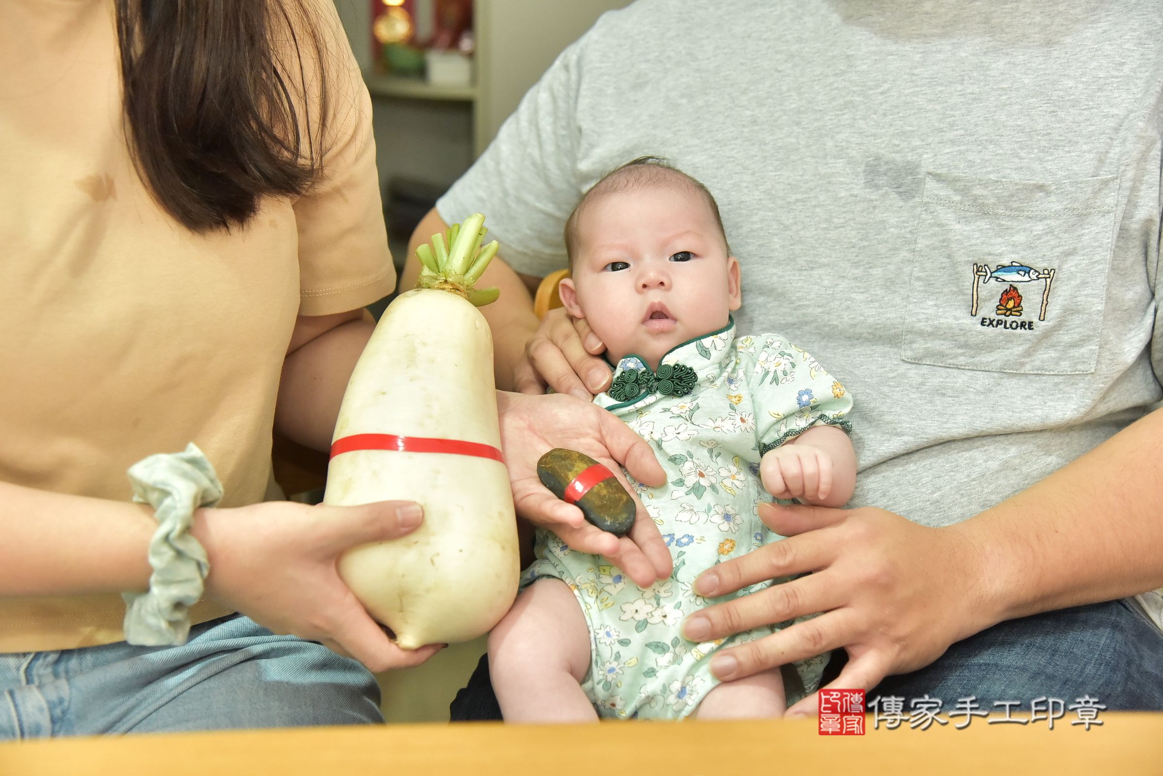 文文寶寶(新北市土城區到府嬰兒文文寶寶滿月剃頭理髮、到府嬰兒剃胎毛儀式吉祥話)。到府剃頭剃胎毛主持、專業拍照、證書。★購買「臍帶章、肚臍章、胎毛筆刷印章」贈送：剃頭、收涎、抓周，三選一。2024.11.23，照片10