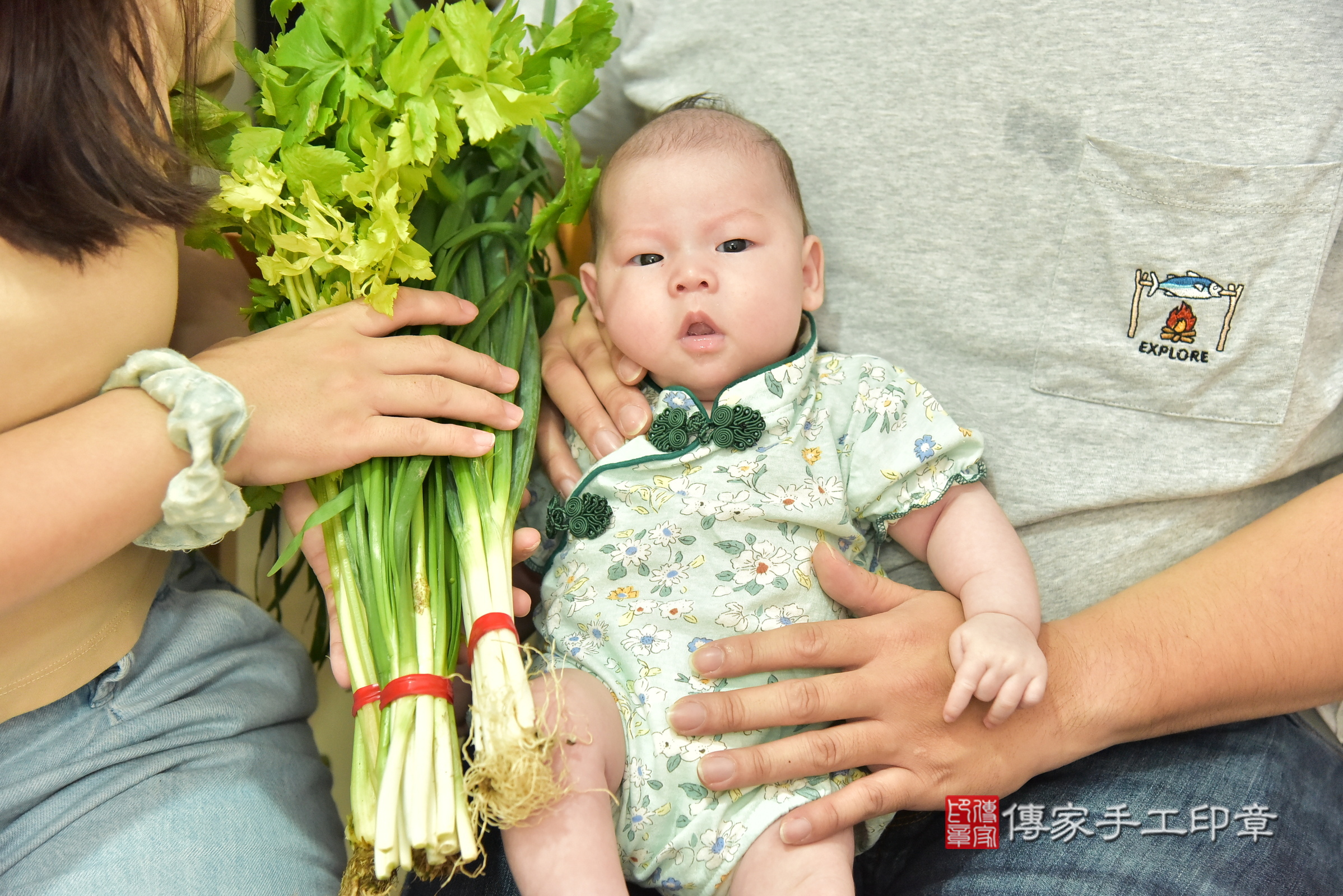 文文寶寶(新北市土城區到府嬰兒文文寶寶滿月剃頭理髮、到府嬰兒剃胎毛儀式吉祥話)。到府剃頭剃胎毛主持、專業拍照、證書。★購買「臍帶章、肚臍章、胎毛筆刷印章」贈送：剃頭、收涎、抓周，三選一。2024.11.23，照片12