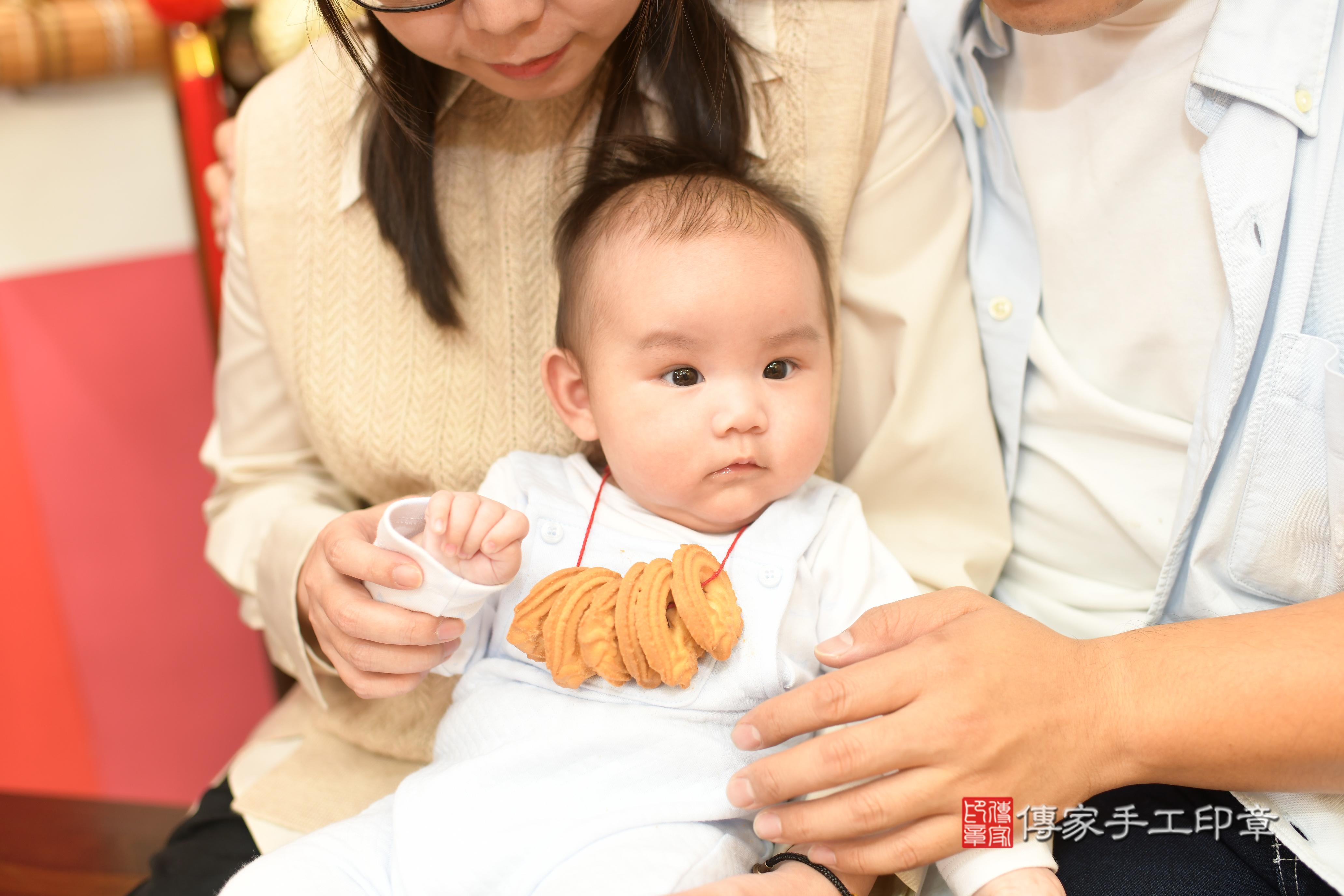 傳家手工印章高雄店、抓周、度脺、中國風會場、傳家嬰兒古禮、吉祥話、抓周道具物品24種、拍照。抓周證書。寶寶抓周、滿周歲、生日快樂、祝福