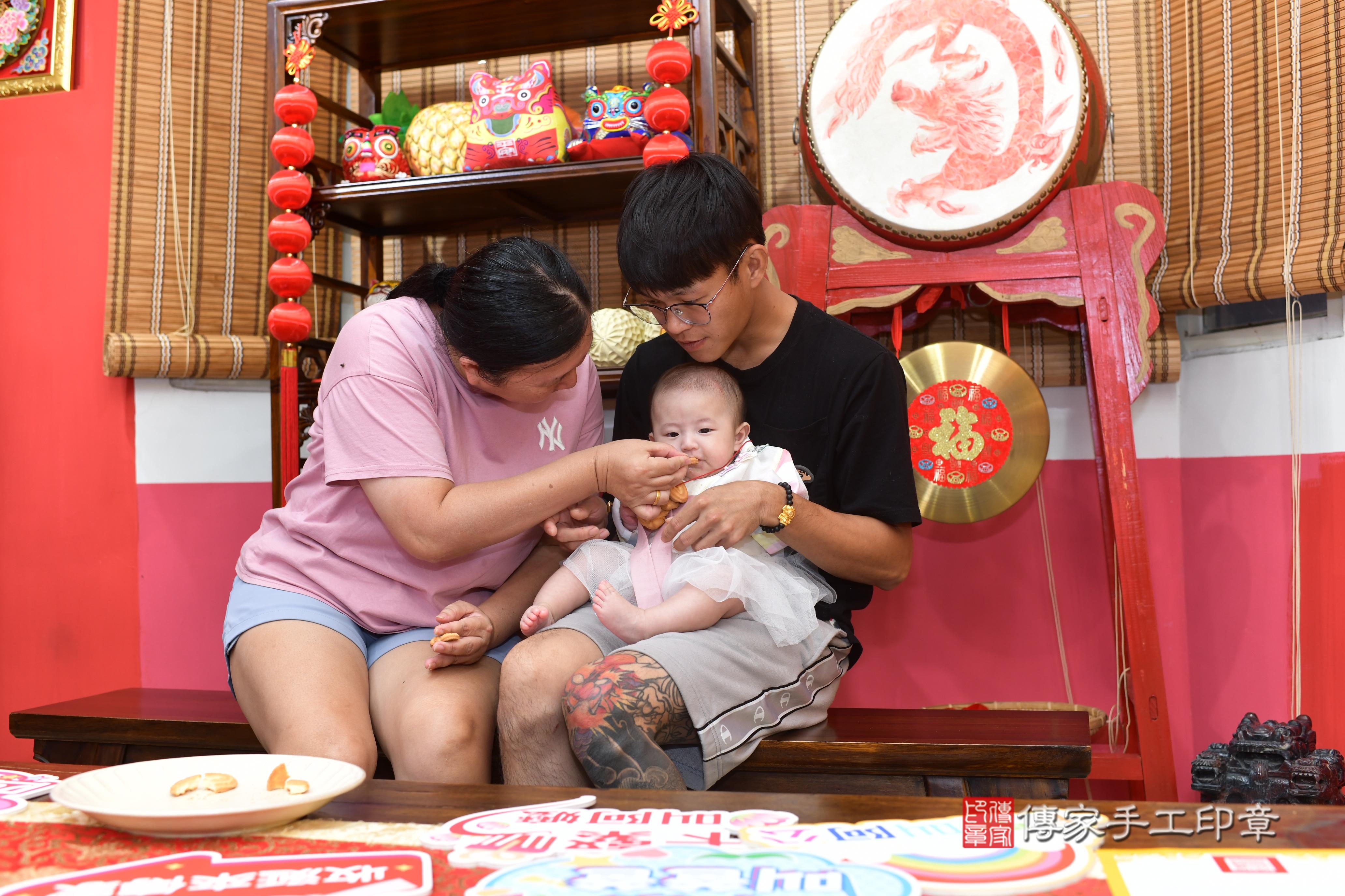 傳家手工印章高雄店、抓周、度脺、中國風會場、傳家嬰兒古禮、吉祥話、抓周道具物品24種、拍照。抓周證書。寶寶抓周、滿周歲、生日快樂、祝福