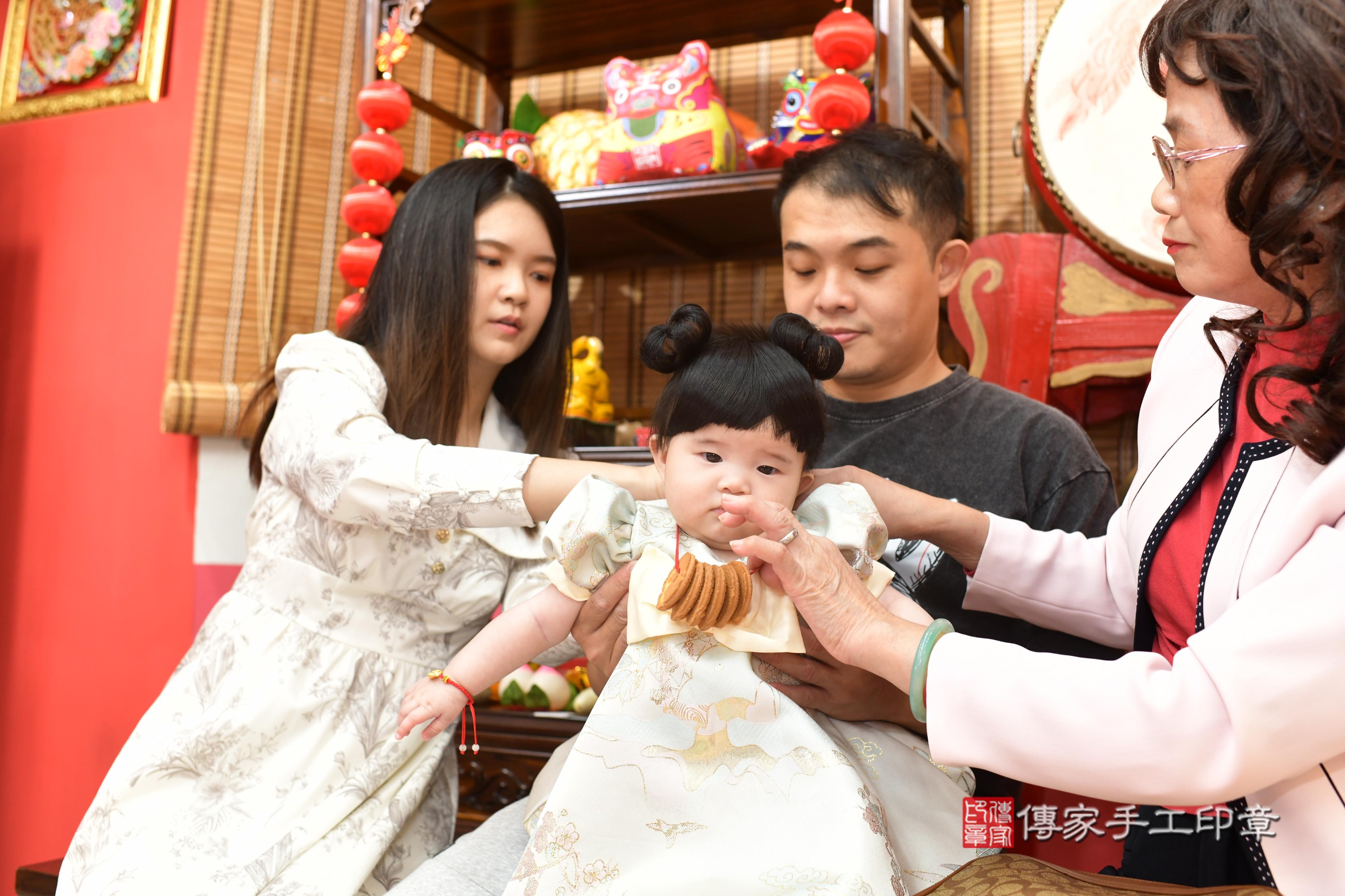 傳家手工印章高雄店、抓周、度脺、中國風會場、傳家嬰兒古禮、吉祥話、抓周道具物品24種、拍照。抓周證書。寶寶抓周、滿周歲、生日快樂、祝福