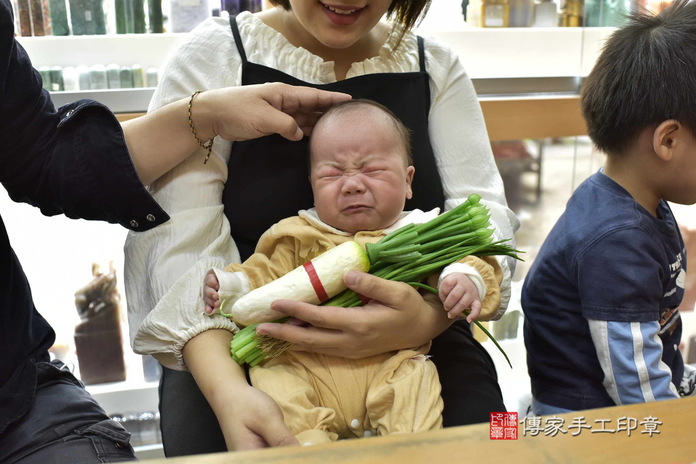 小時寶寶(新北市永和區嬰兒寶寶滿月剃頭理髮、嬰兒剃胎毛儀式吉祥話)。中國風會場，爸媽寶貝穿「日中韓」古裝禮服。專業拍照、證書。★購買「臍帶章、肚臍章、胎毛筆刷印章」贈送：剃頭、收涎、抓周，三選一。2024.11.30，照片7