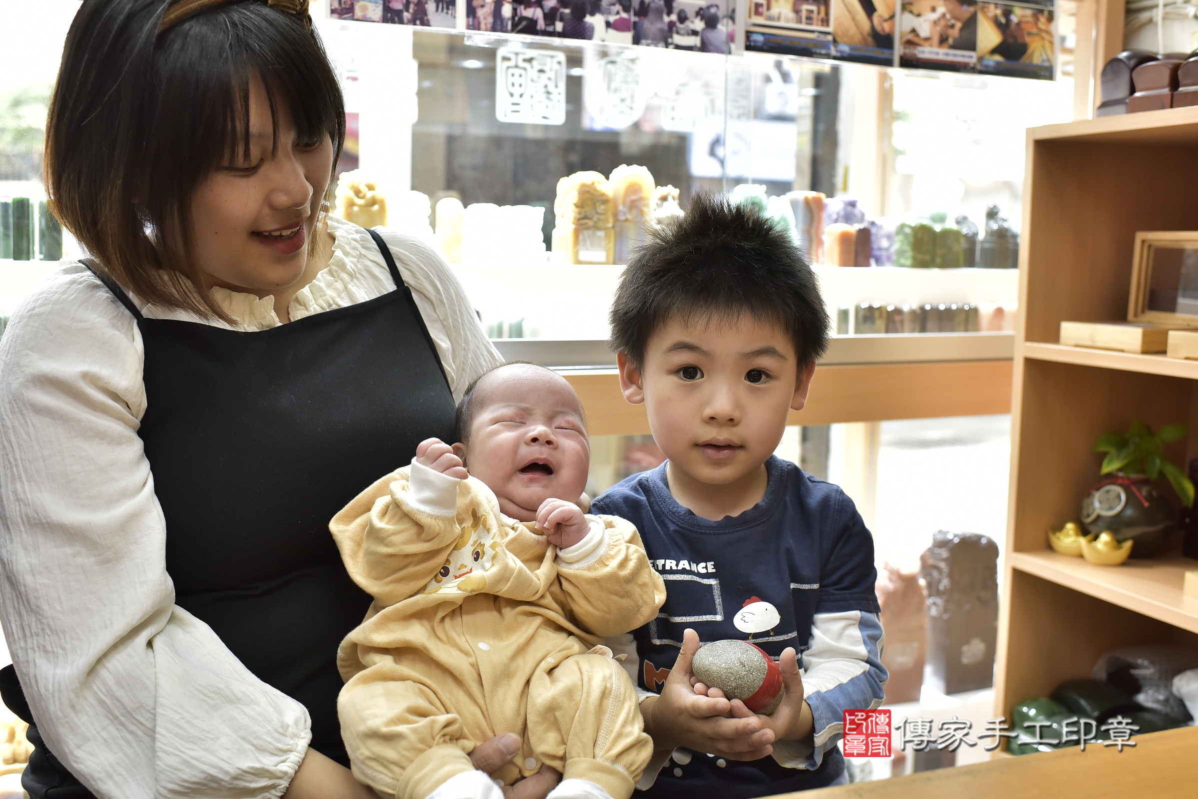 小時寶寶(新北市永和區嬰兒寶寶滿月剃頭理髮、嬰兒剃胎毛儀式吉祥話)。中國風會場，爸媽寶貝穿「日中韓」古裝禮服。專業拍照、證書。★購買「臍帶章、肚臍章、胎毛筆刷印章」贈送：剃頭、收涎、抓周，三選一。2024.11.30，照片4