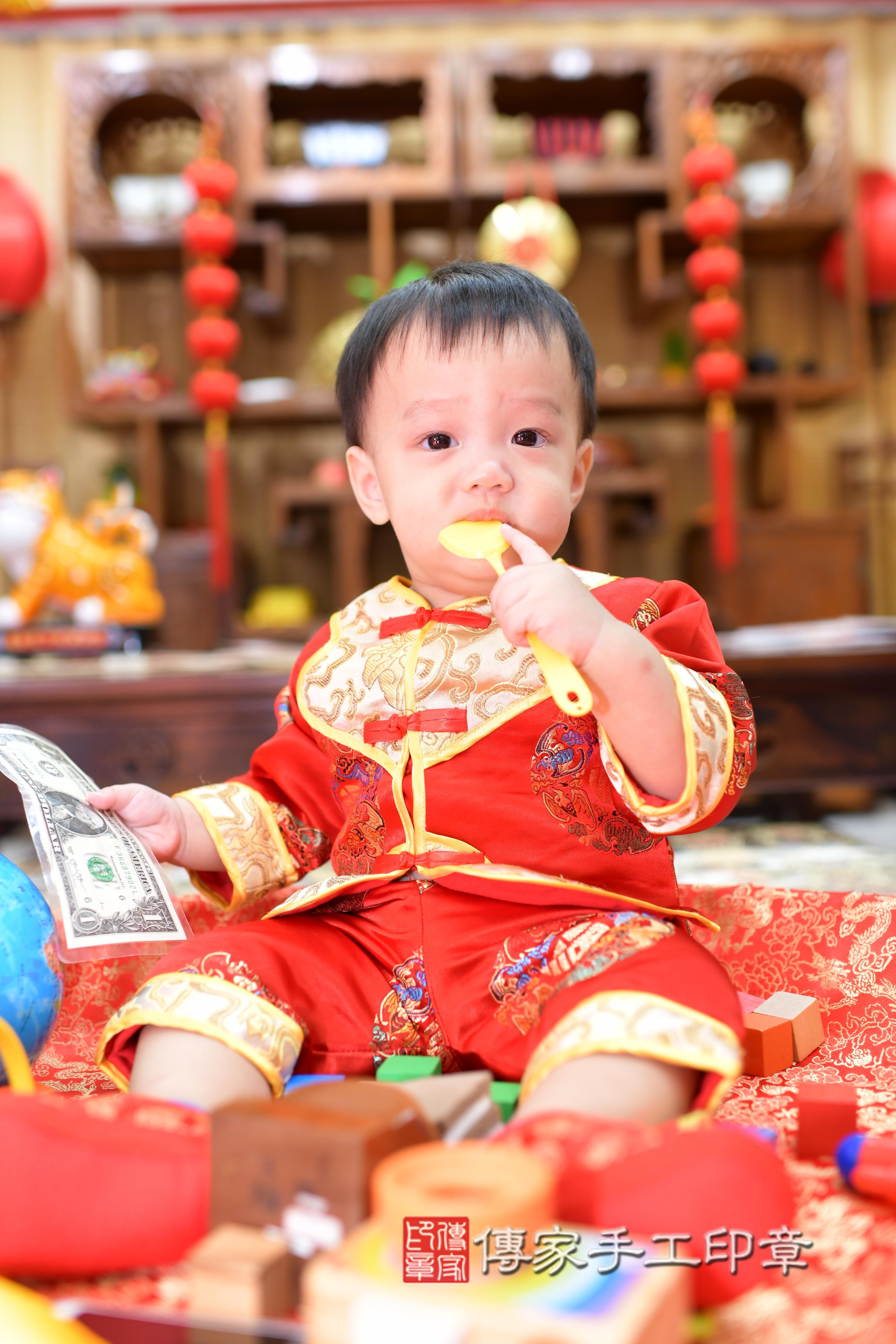 傳家手工印章高雄店、抓周、度脺、中國風會場、傳家嬰兒古禮、吉祥話、抓周道具物品24種、拍照。抓周證書。寶寶抓周、滿周歲、生日快樂、祝福