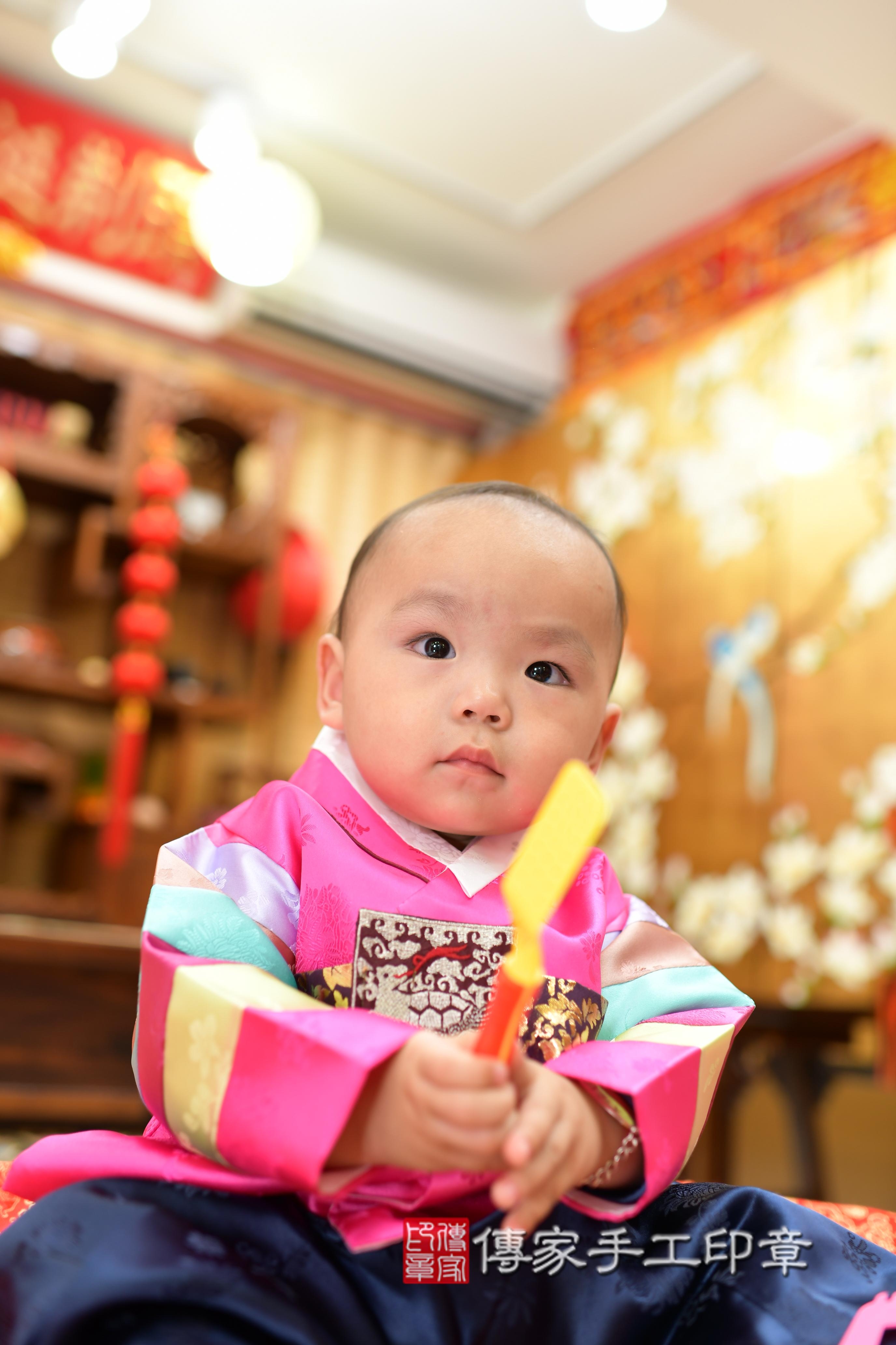 傳家手工印章高雄店、抓周、度脺、中國風會場、傳家嬰兒古禮、吉祥話、抓周道具物品24種、拍照。抓周證書。寶寶抓周、滿周歲、生日快樂、祝福