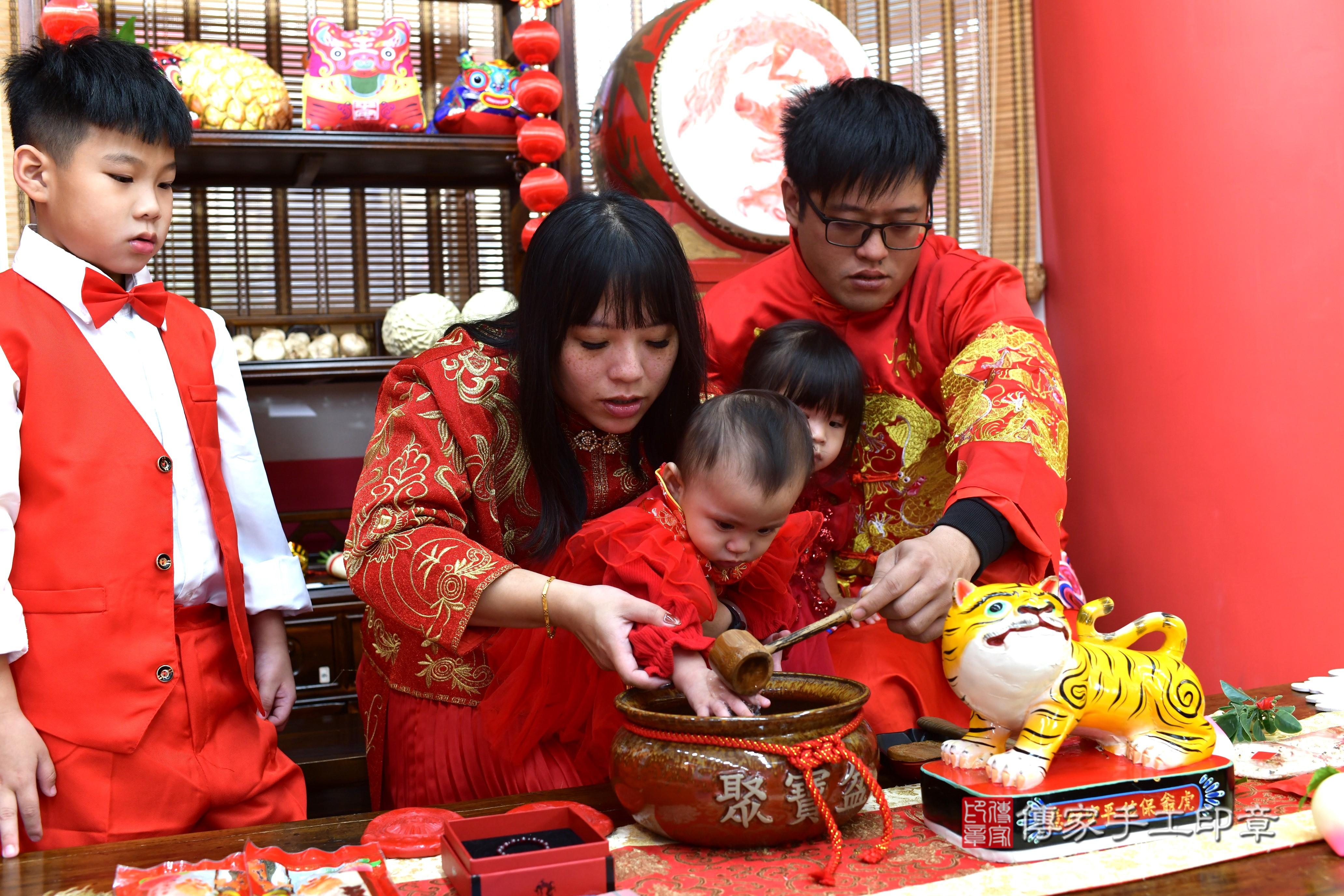 傳家手工印章高雄店、抓周、度脺、中國風會場、傳家嬰兒古禮、吉祥話、抓周道具物品24種、拍照。抓周證書。寶寶抓周、滿周歲、生日快樂、祝福