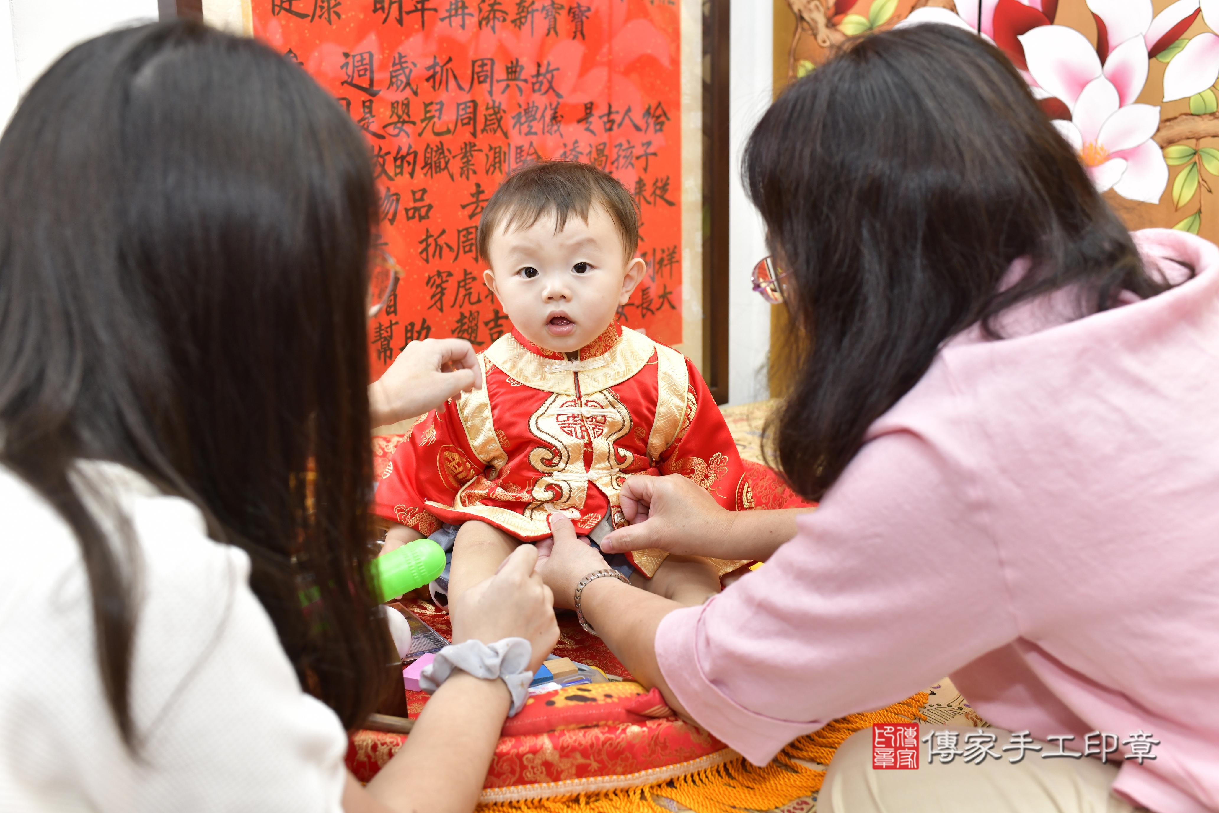 傳家手工印章新竹店、抓周、度脺、中國風會場、傳家嬰兒古禮、吉祥話、抓周道具物品24種、拍照。抓周證書。寶寶抓周、滿周歲、生日快樂、祝福