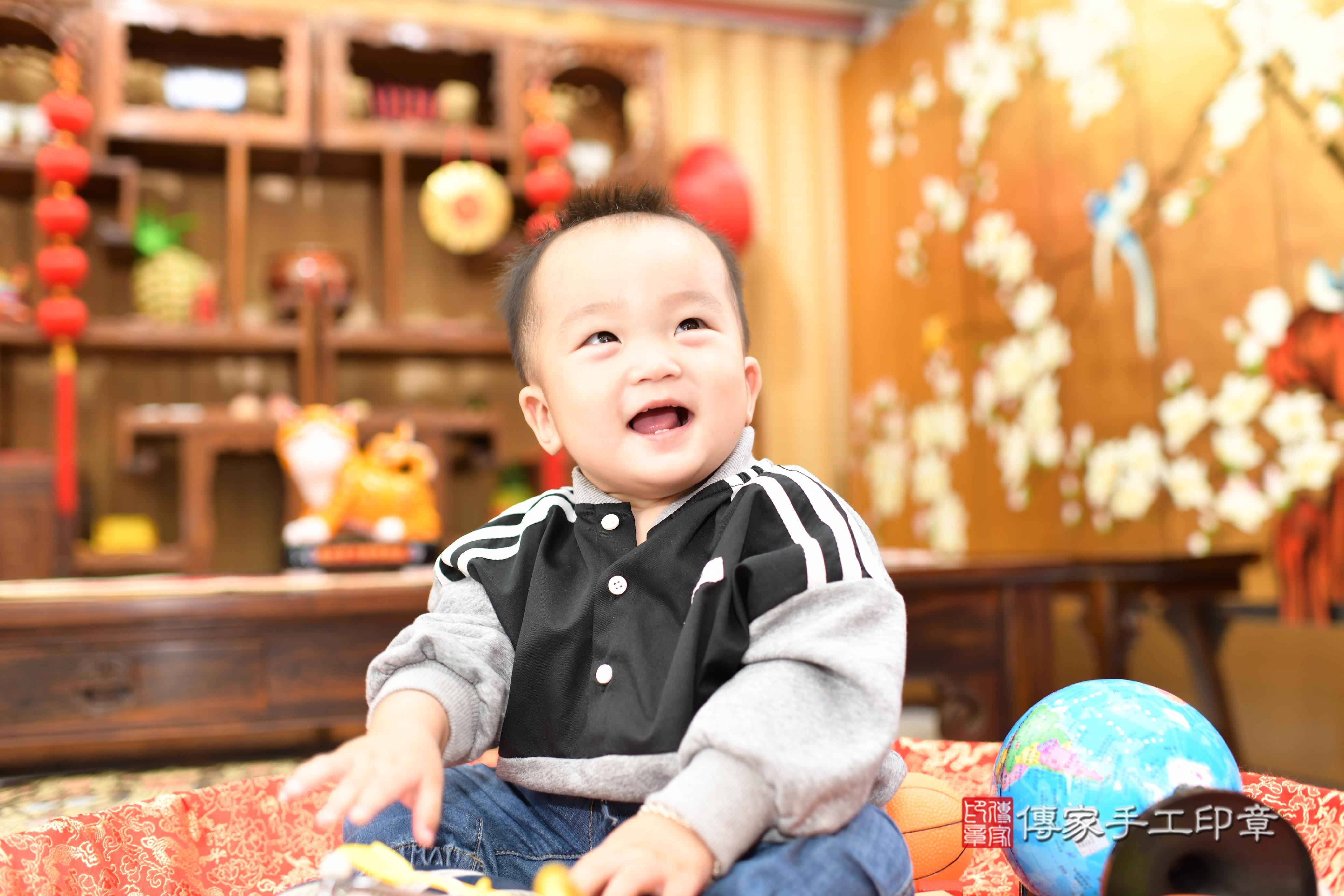 傳家手工印章台南店、抓周、度脺、中國風會場、傳家嬰兒古禮、吉祥話、抓周道具物品24種、拍照。抓周證書。寶寶抓周、滿周歲、生日快樂、祝福