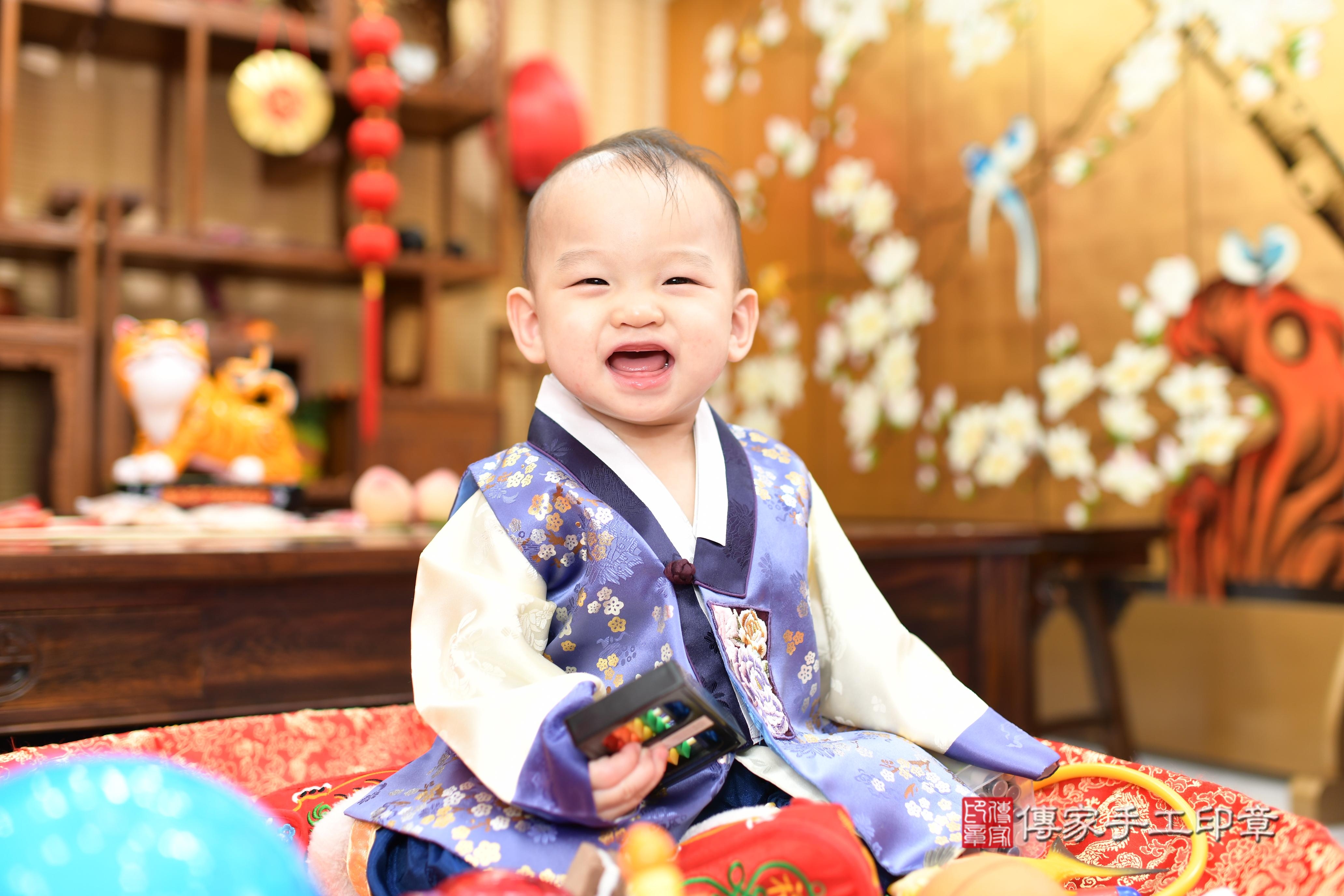 傳家手工印章台南店、抓周、度脺、中國風會場、傳家嬰兒古禮、吉祥話、抓周道具物品24種、拍照。抓周證書。寶寶抓周、滿周歲、生日快樂、祝福