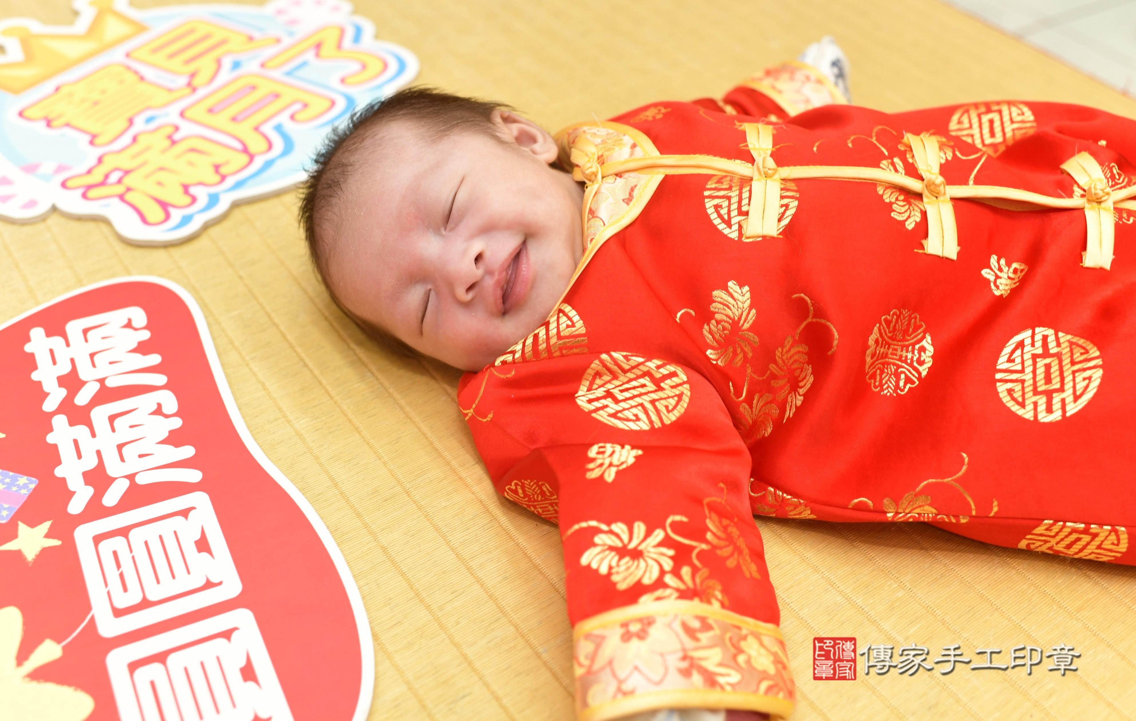 傳家手工印章台南店、抓周、度脺、中國風會場、傳家嬰兒古禮、吉祥話、抓周道具物品24種、拍照。抓周證書。寶寶抓周、滿周歲、生日快樂、祝福