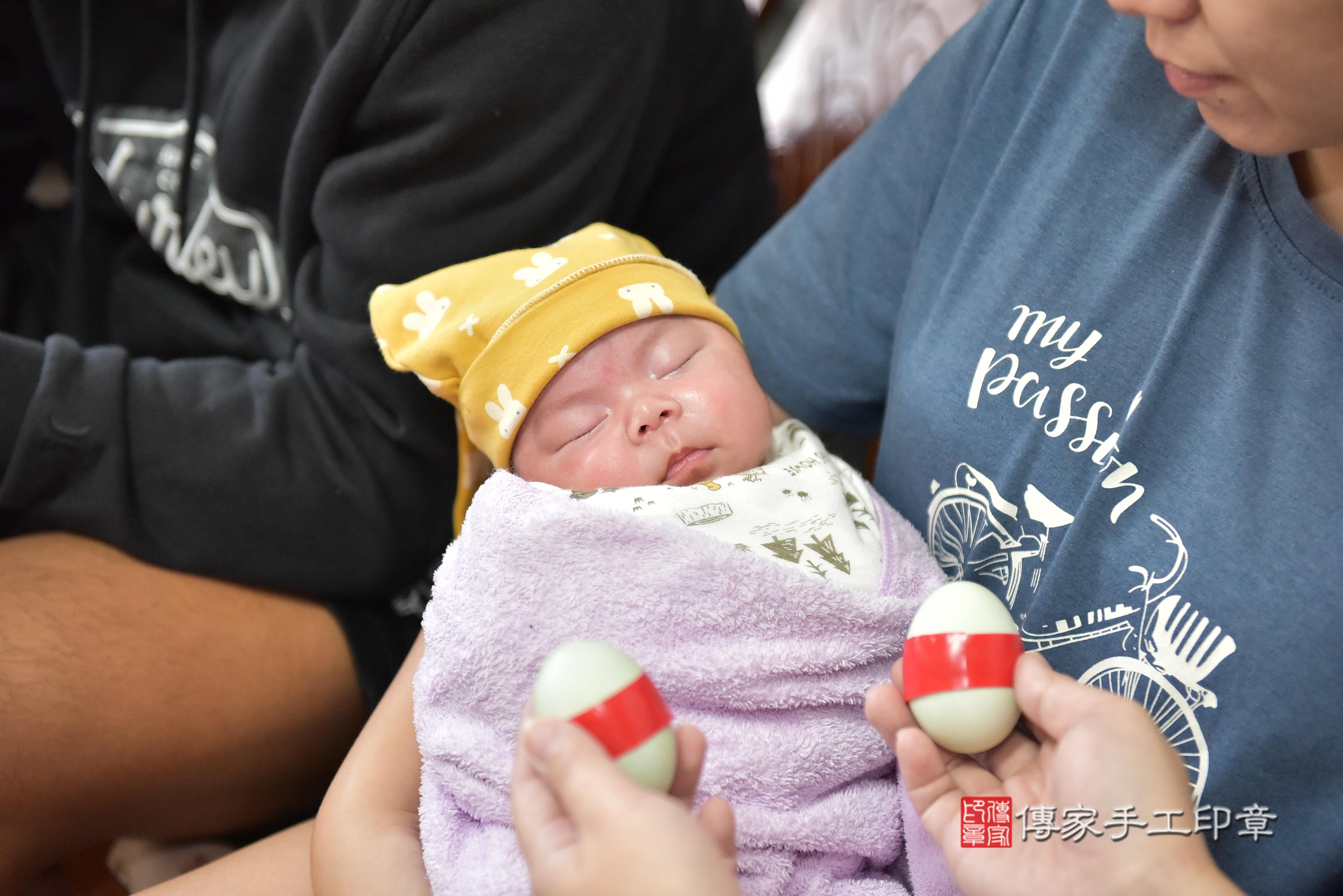 傳家手工印章台南店、抓周、度脺、中國風會場、傳家嬰兒古禮、吉祥話、抓周道具物品24種、拍照。抓周證書。寶寶抓周、滿周歲、生日快樂、祝福