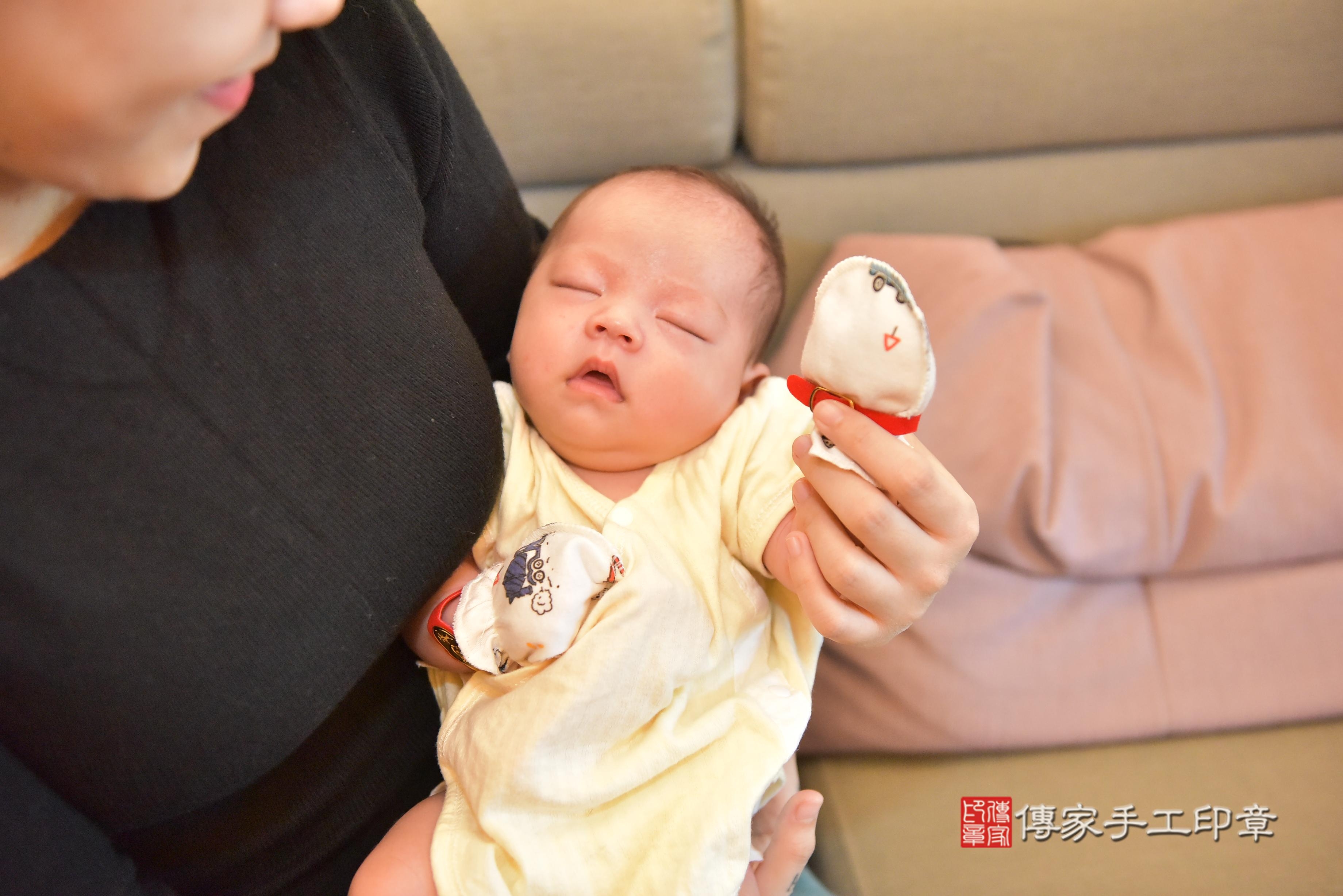 傳家手工印章台南店、抓周、度脺、中國風會場、傳家嬰兒古禮、吉祥話、抓周道具物品24種、拍照。抓周證書。寶寶抓周、滿周歲、生日快樂、祝福