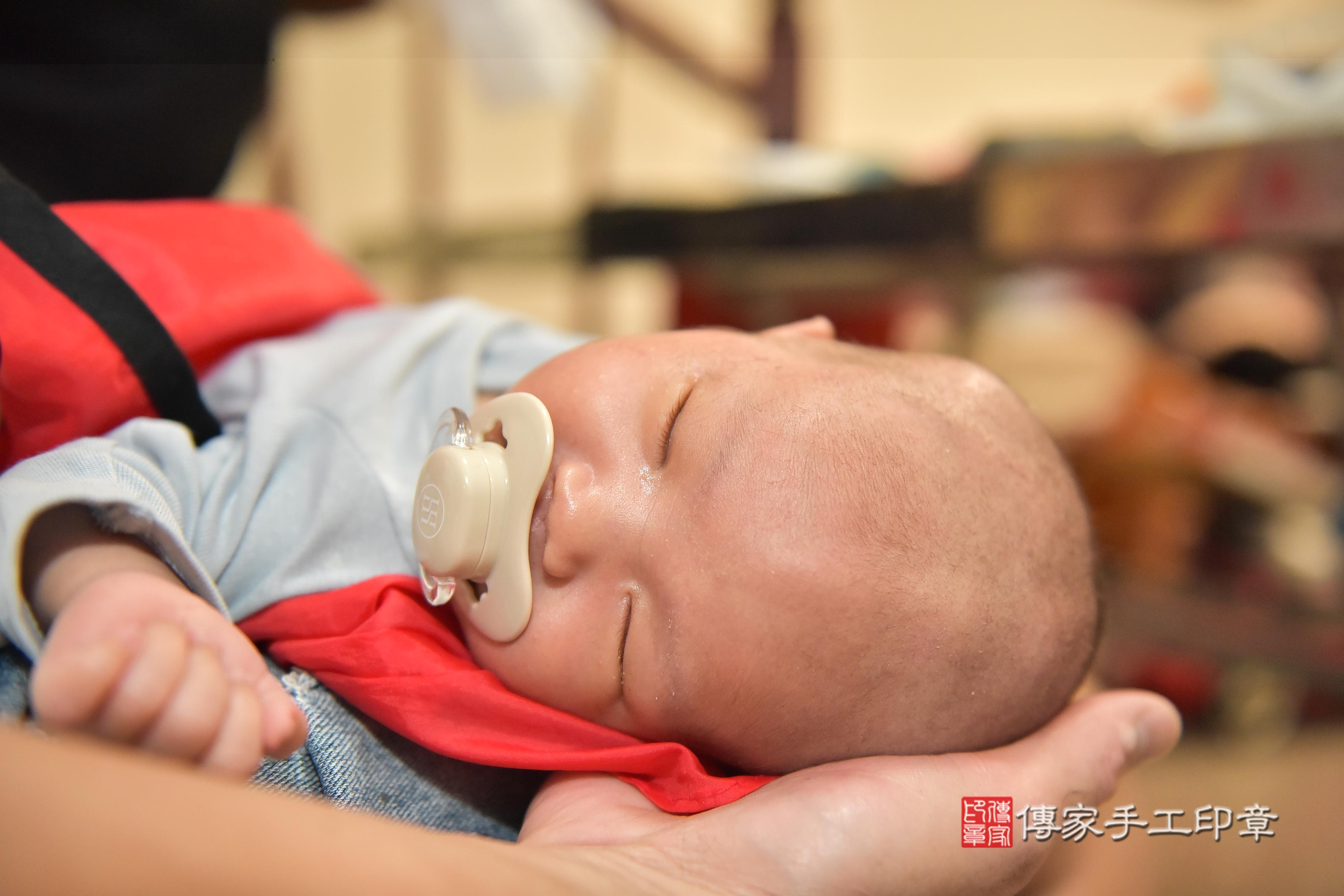 傳家手工印章台南店、抓周、度脺、中國風會場、傳家嬰兒古禮、吉祥話、抓周道具物品24種、拍照。抓周證書。寶寶抓周、滿周歲、生日快樂、祝福