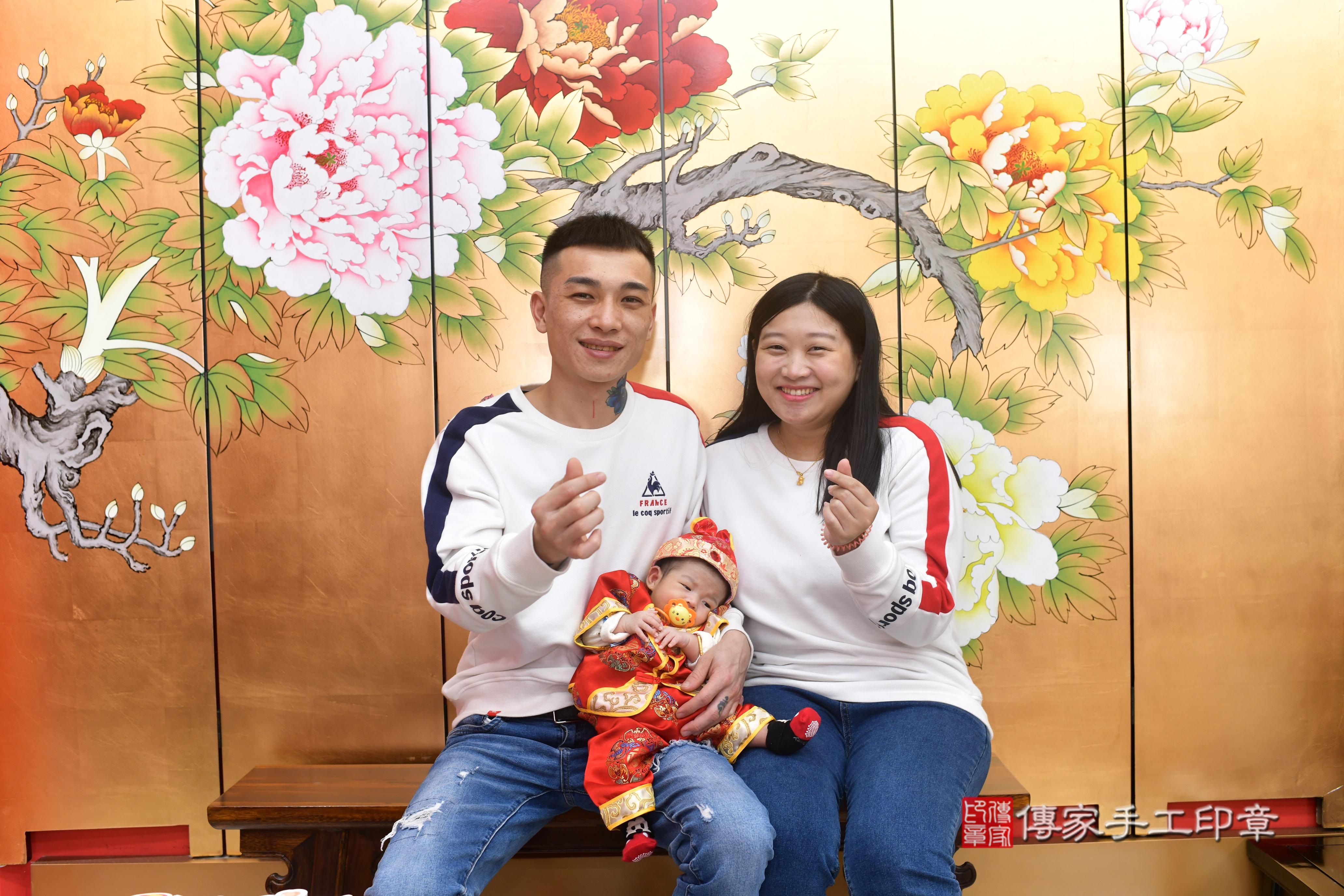 傳家手工印章台南店、抓周、度脺、中國風會場、傳家嬰兒古禮、吉祥話、抓周道具物品24種、拍照。抓周證書。寶寶抓周、滿周歲、生日快樂、祝福