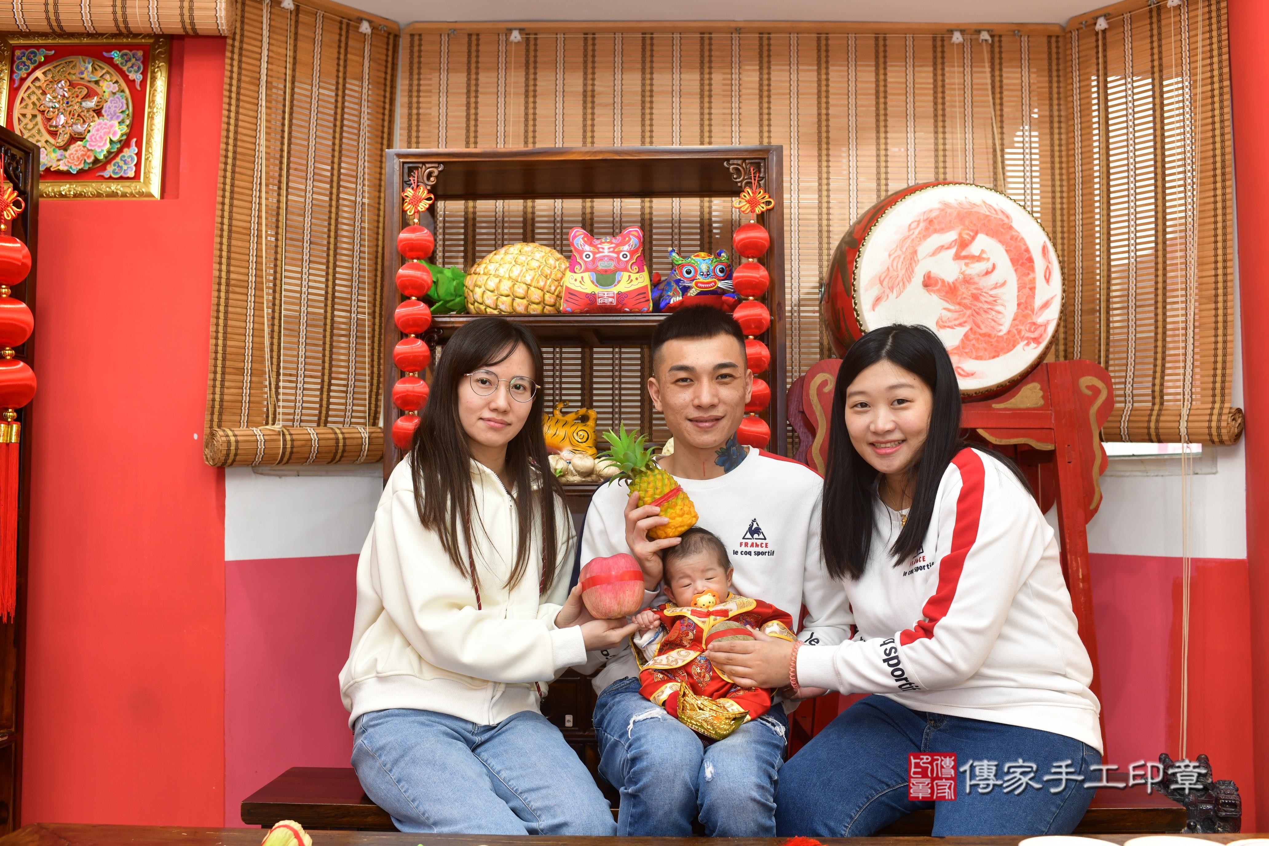傳家手工印章台南店、抓周、度脺、中國風會場、傳家嬰兒古禮、吉祥話、抓周道具物品24種、拍照。抓周證書。寶寶抓周、滿周歲、生日快樂、祝福