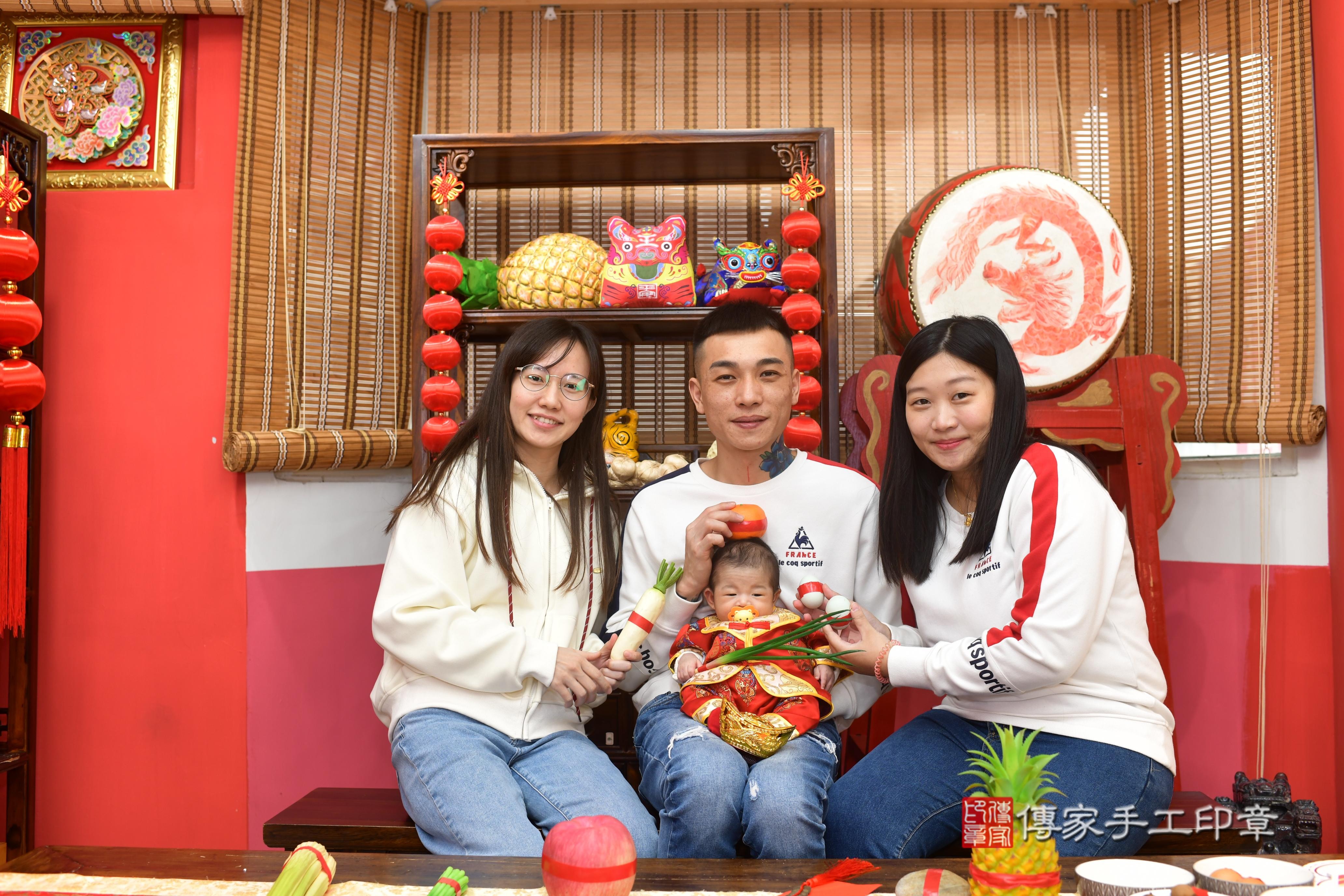 傳家手工印章台南店、抓周、度脺、中國風會場、傳家嬰兒古禮、吉祥話、抓周道具物品24種、拍照。抓周證書。寶寶抓周、滿周歲、生日快樂、祝福