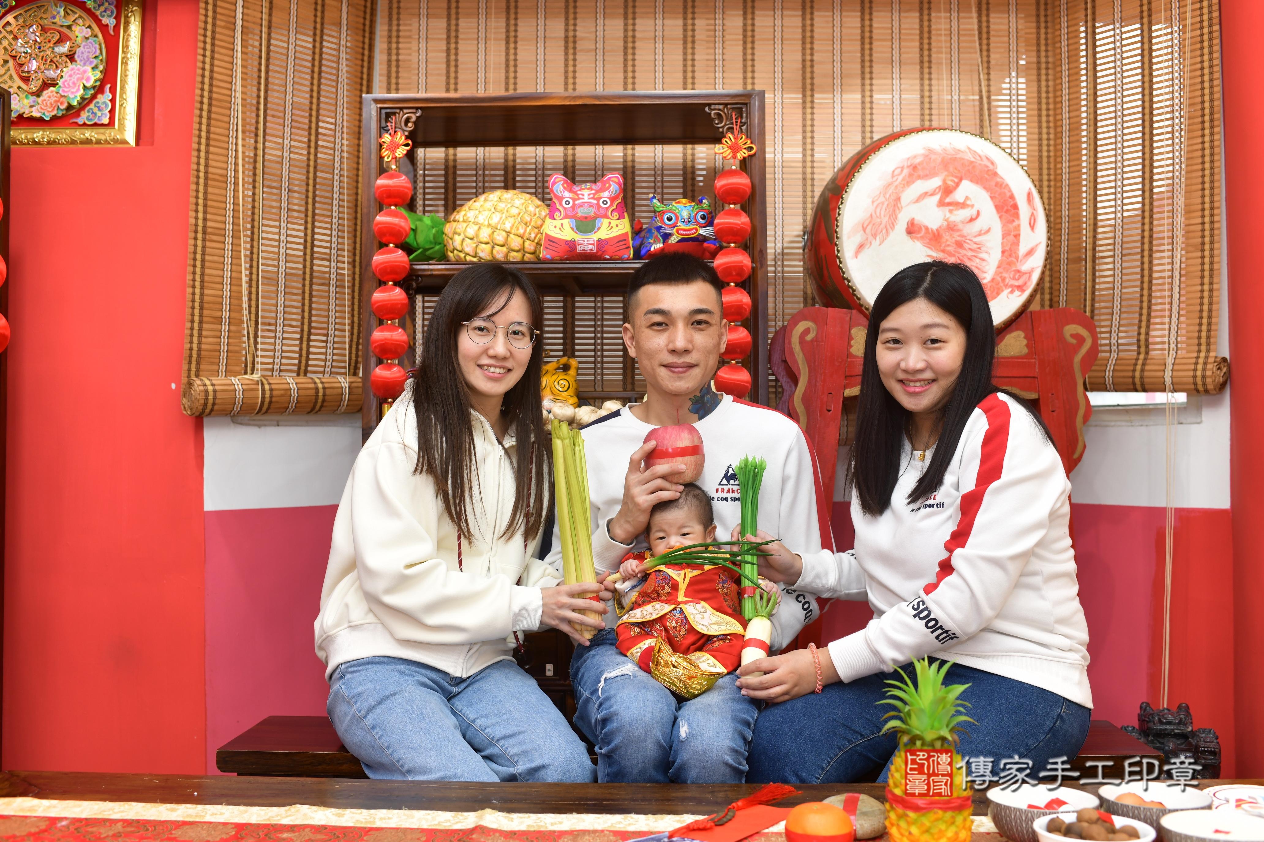 傳家手工印章台南店、抓周、度脺、中國風會場、傳家嬰兒古禮、吉祥話、抓周道具物品24種、拍照。抓周證書。寶寶抓周、滿周歲、生日快樂、祝福