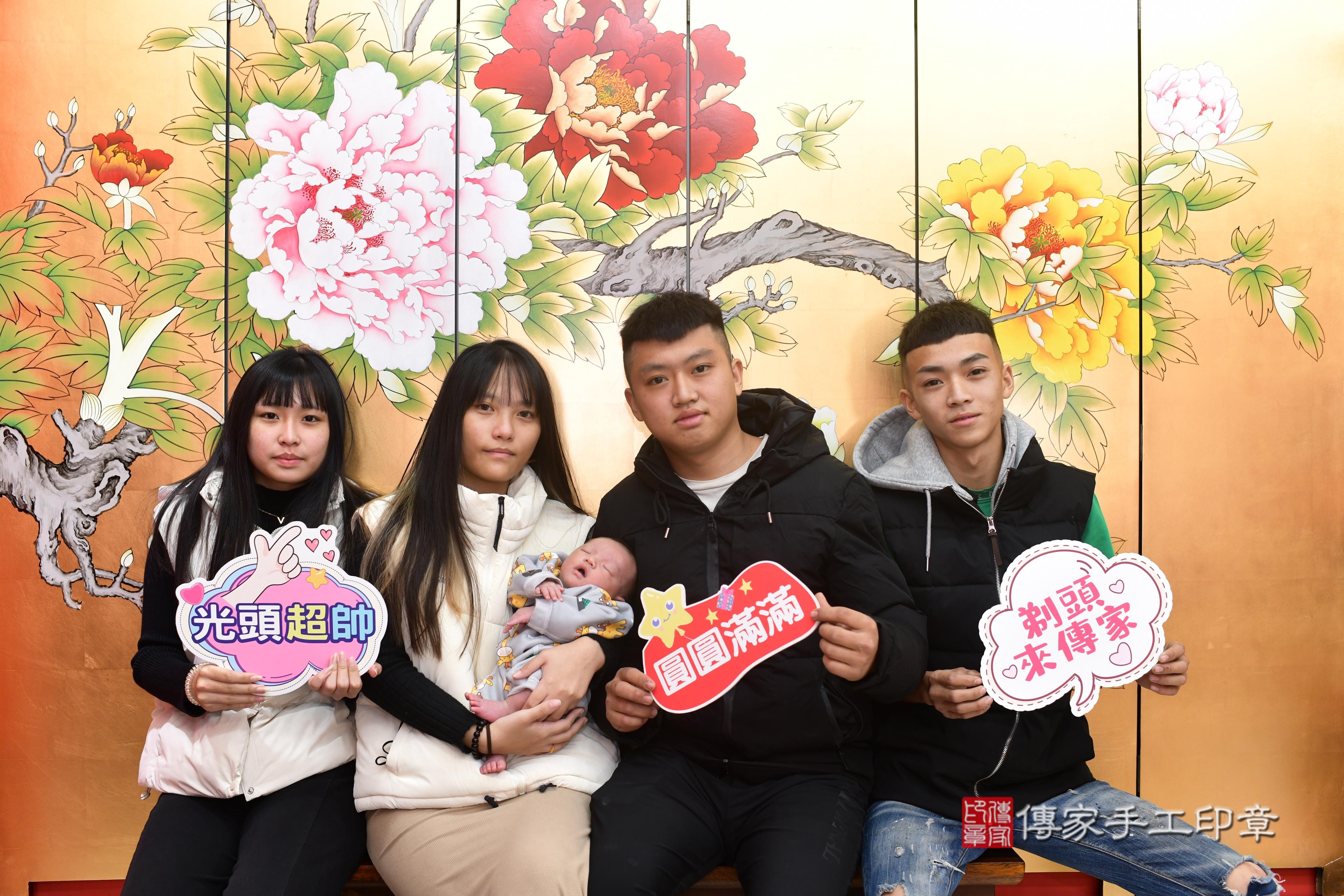 傳家手工印章台南店、抓周、度脺、中國風會場、傳家嬰兒古禮、吉祥話、抓周道具物品24種、拍照。抓周證書。寶寶抓周、滿周歲、生日快樂、祝福