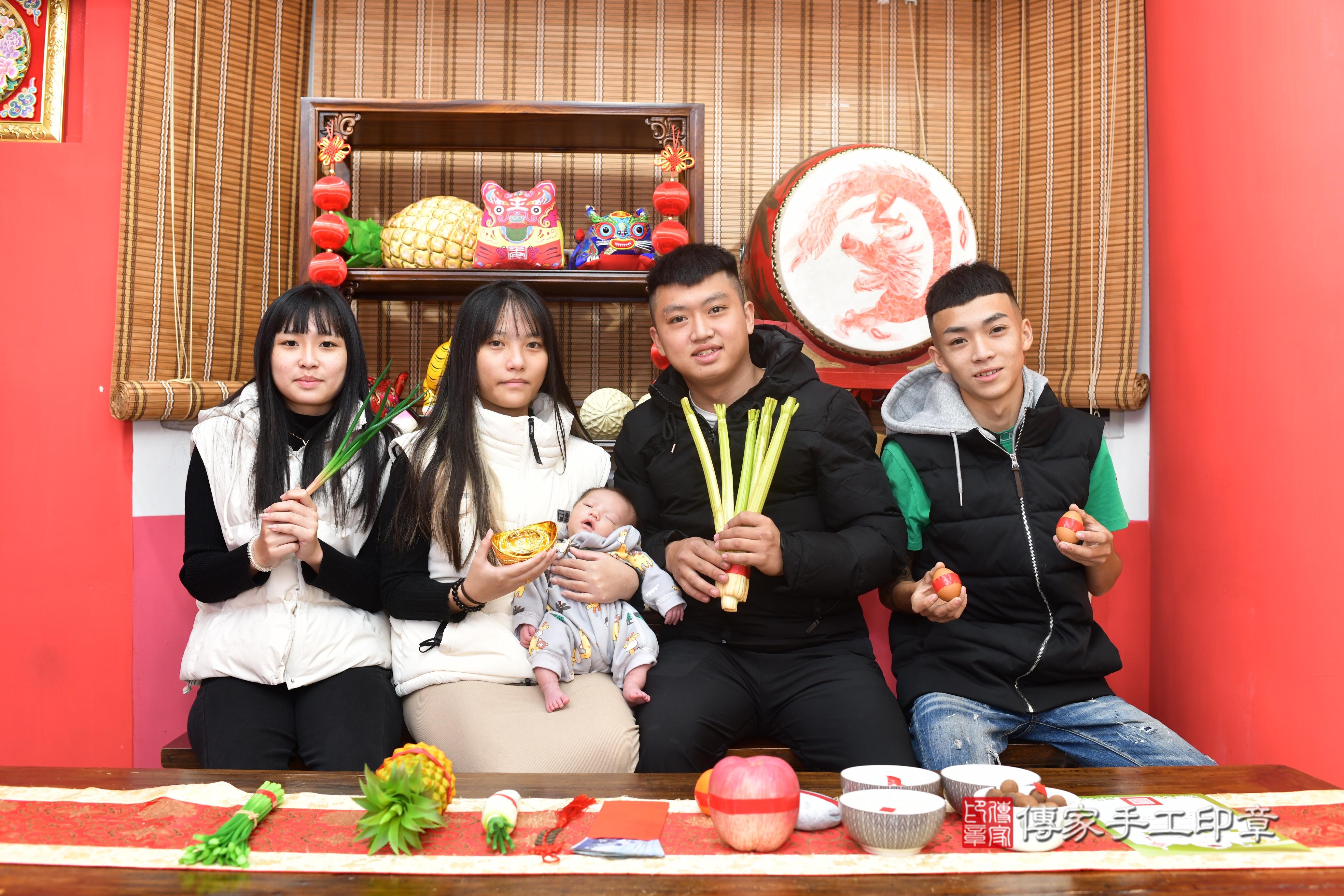 傳家手工印章台南店、抓周、度脺、中國風會場、傳家嬰兒古禮、吉祥話、抓周道具物品24種、拍照。抓周證書。寶寶抓周、滿周歲、生日快樂、祝福