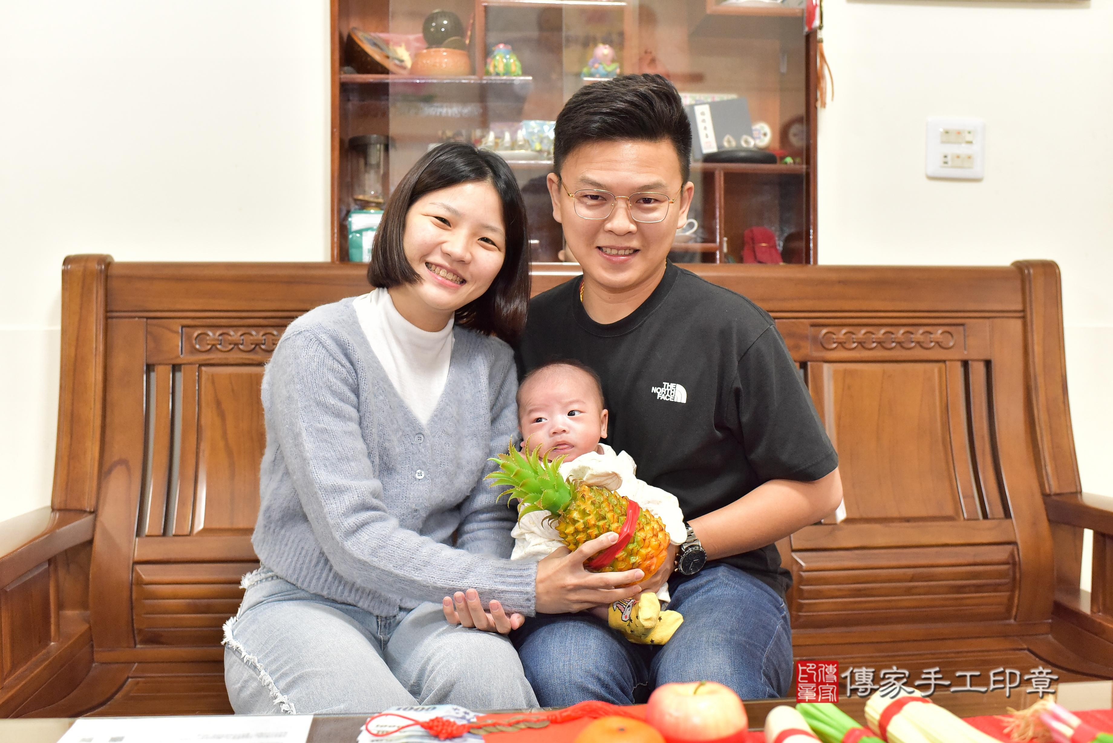 傳家手工印章台南店、抓周、度脺、中國風會場、傳家嬰兒古禮、吉祥話、抓周道具物品24種、拍照。抓周證書。寶寶抓周、滿周歲、生日快樂、祝福