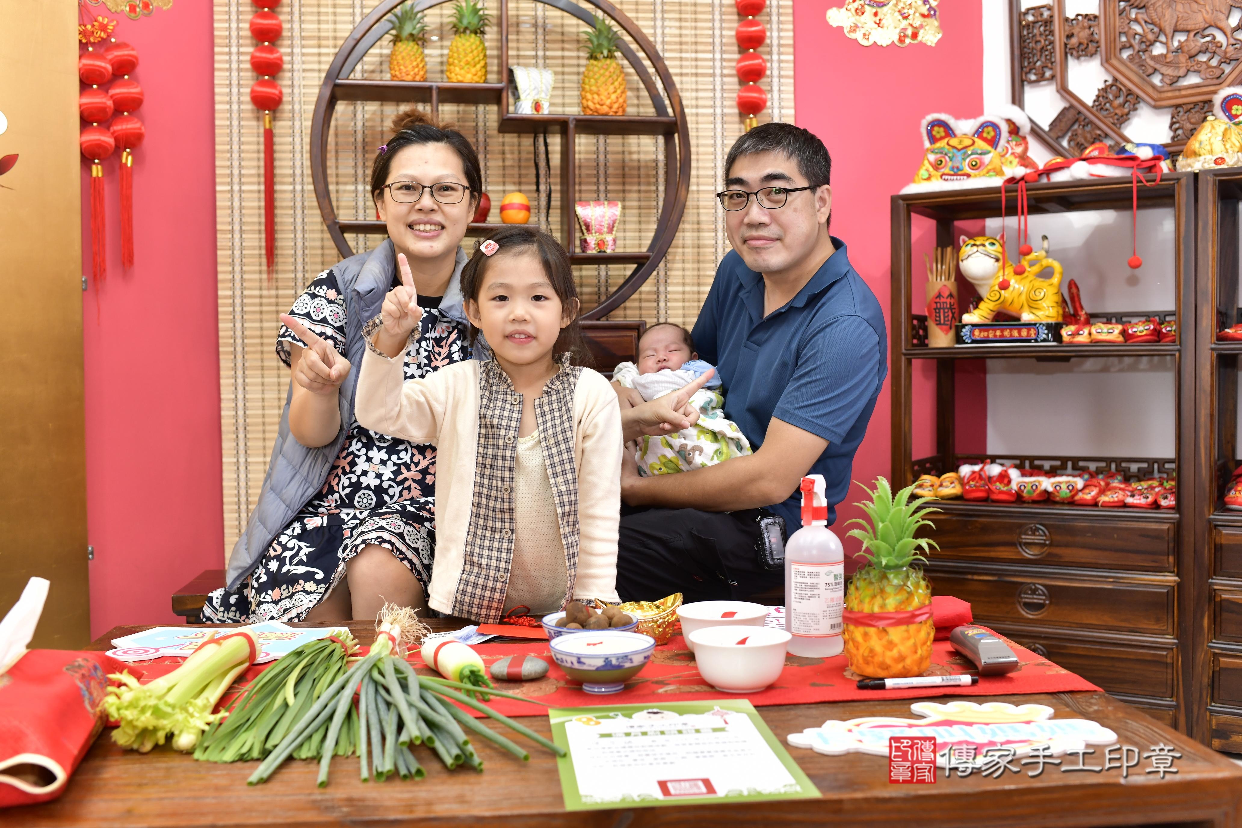 傳家手工印章新竹店、抓周、度脺、中國風會場、傳家嬰兒古禮、吉祥話、抓周道具物品24種、拍照。抓周證書。寶寶抓周、滿周歲、生日快樂、祝福