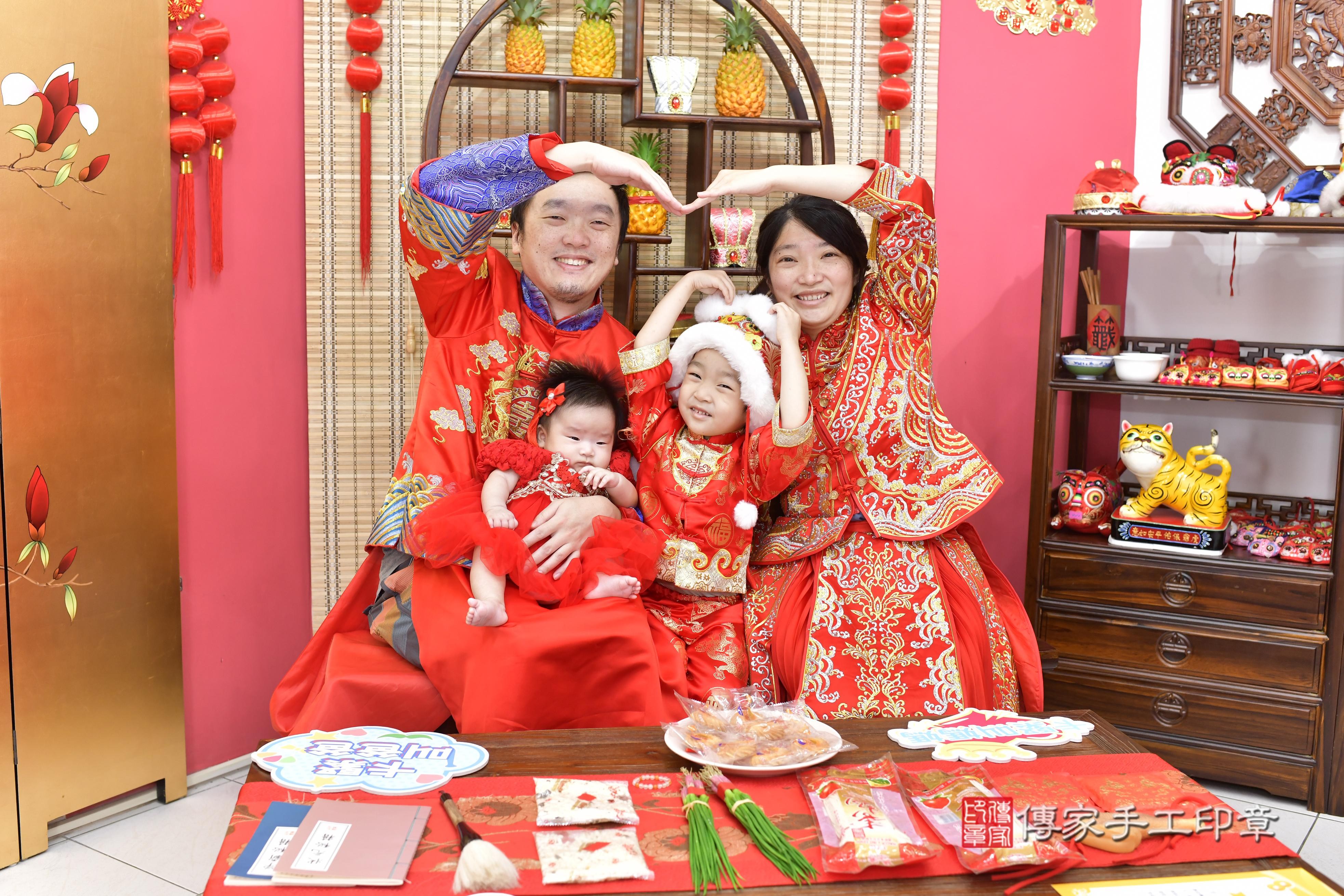 傳家手工印章新竹店、抓周、度脺、中國風會場、傳家嬰兒古禮、吉祥話、抓周道具物品24種、拍照。抓周證書。寶寶抓周、滿周歲、生日快樂、祝福