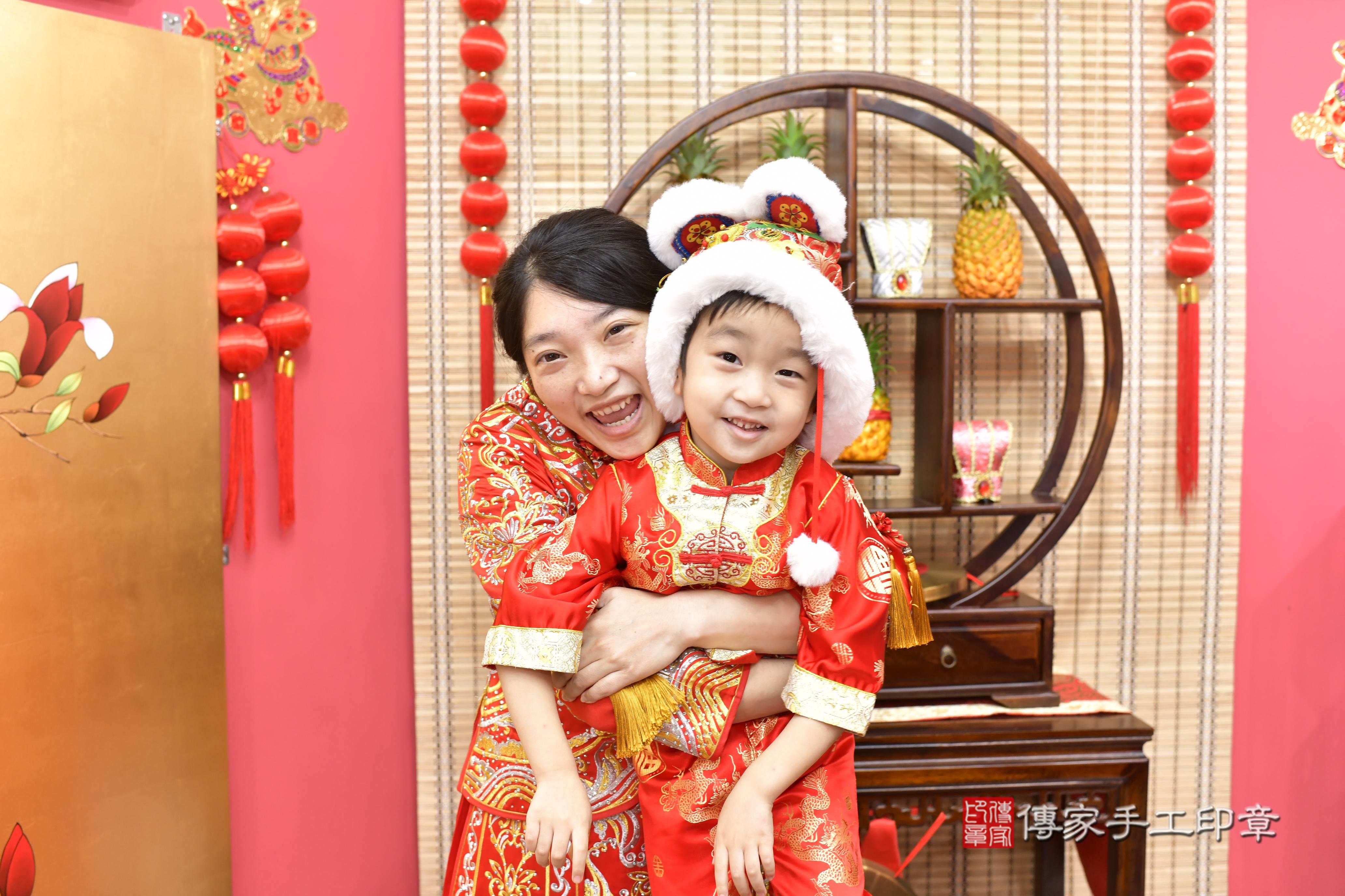 傳家手工印章新竹店、抓周、度脺、中國風會場、傳家嬰兒古禮、吉祥話、抓周道具物品24種、拍照。抓周證書。寶寶抓周、滿周歲、生日快樂、祝福