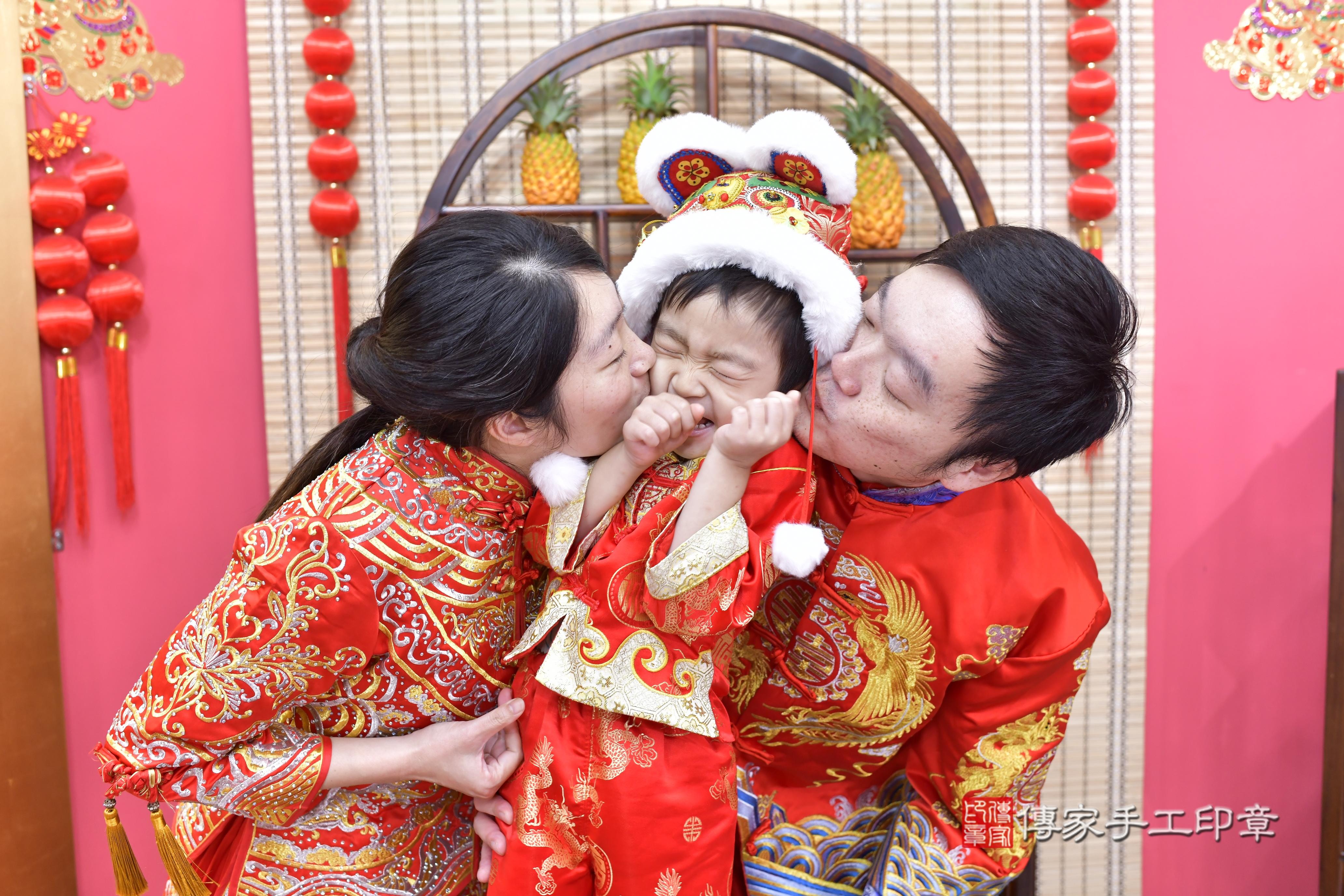 傳家手工印章新竹店、抓周、度脺、中國風會場、傳家嬰兒古禮、吉祥話、抓周道具物品24種、拍照。抓周證書。寶寶抓周、滿周歲、生日快樂、祝福