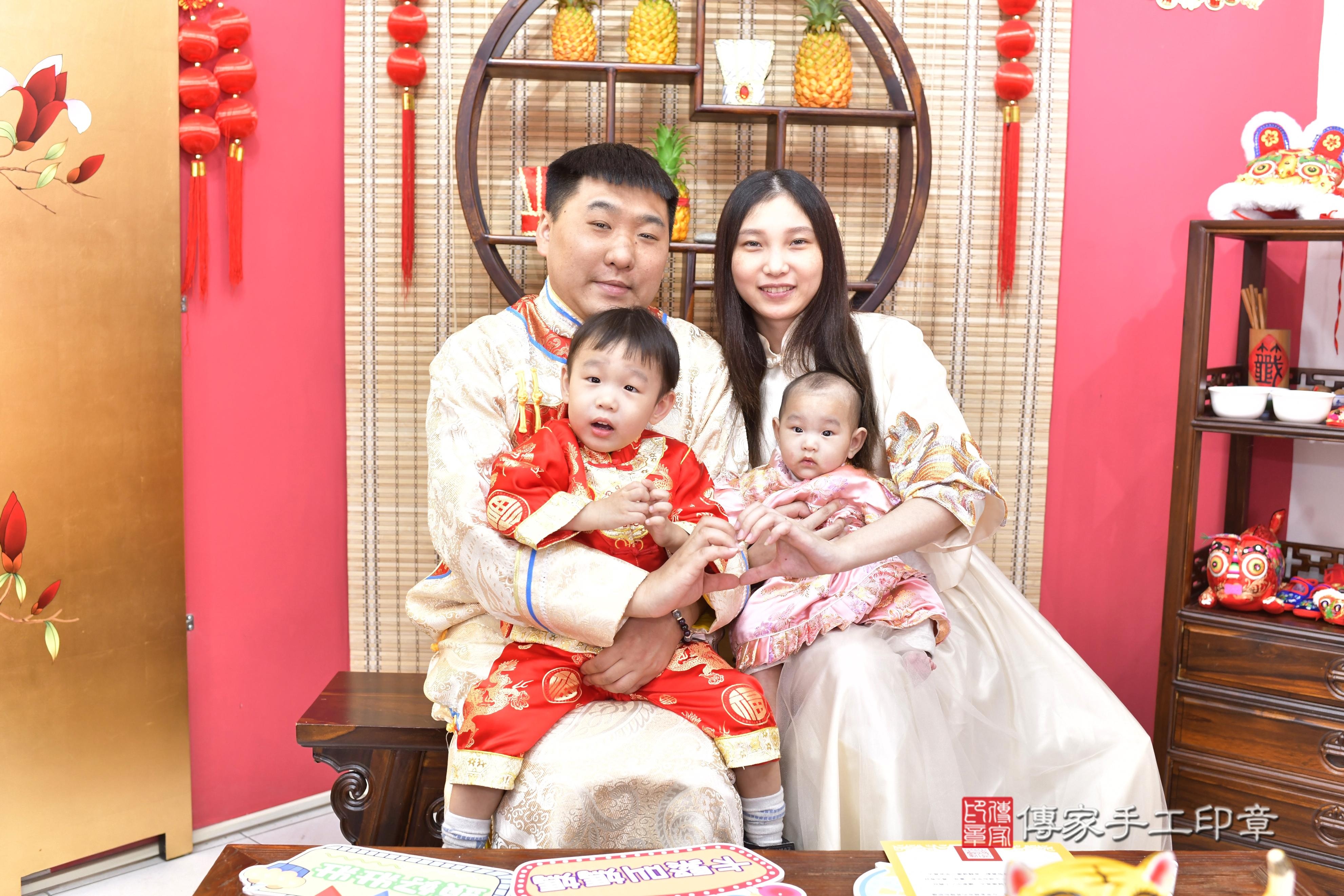 傳家手工印章新竹店、抓周、度脺、中國風會場、傳家嬰兒古禮、吉祥話、抓周道具物品24種、拍照。抓周證書。寶寶抓周、滿周歲、生日快樂、祝福