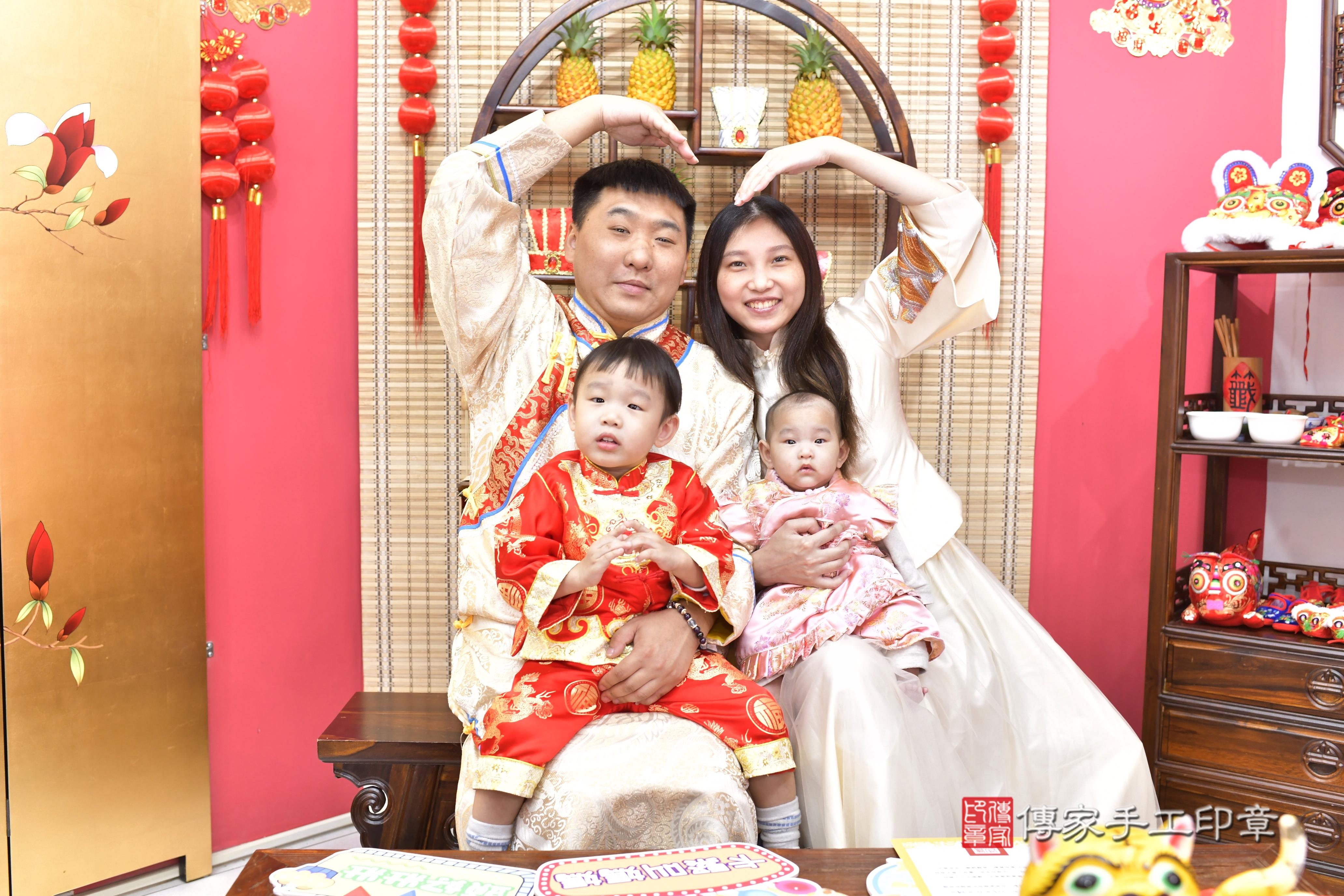 傳家手工印章新竹店、抓周、度脺、中國風會場、傳家嬰兒古禮、吉祥話、抓周道具物品24種、拍照。抓周證書。寶寶抓周、滿周歲、生日快樂、祝福