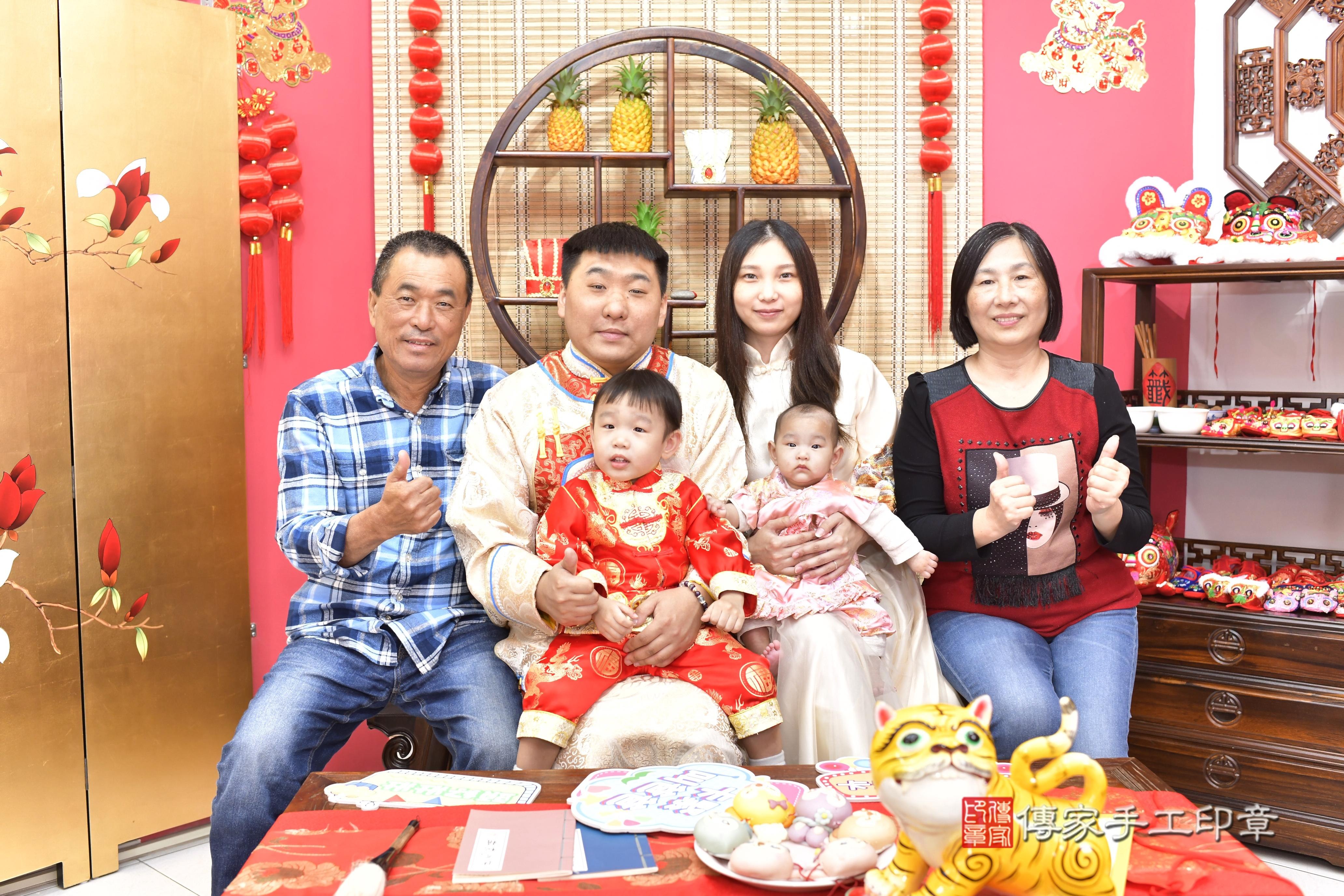 傳家手工印章新竹店、抓周、度脺、中國風會場、傳家嬰兒古禮、吉祥話、抓周道具物品24種、拍照。抓周證書。寶寶抓周、滿周歲、生日快樂、祝福