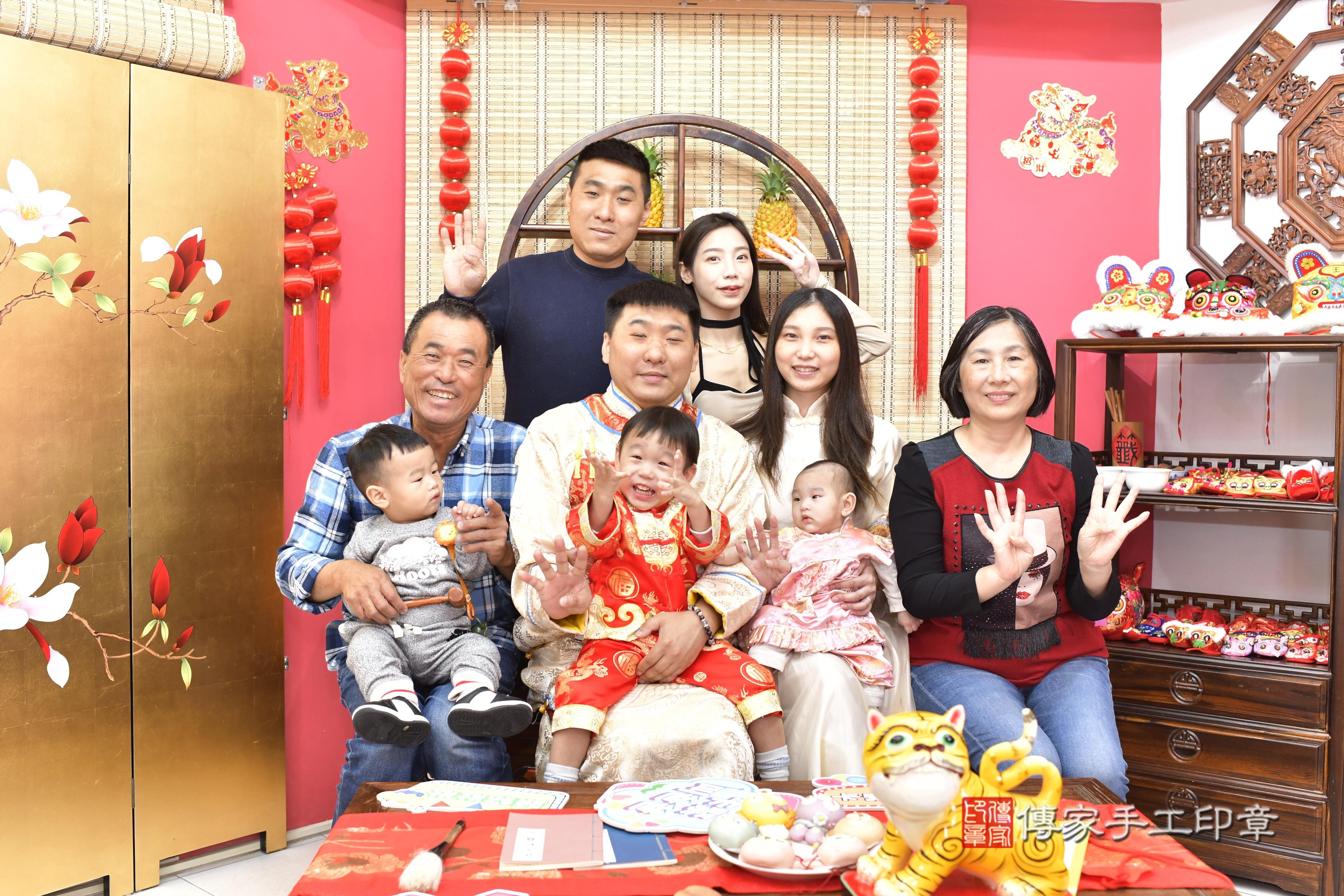 傳家手工印章新竹店、抓周、度脺、中國風會場、傳家嬰兒古禮、吉祥話、抓周道具物品24種、拍照。抓周證書。寶寶抓周、滿周歲、生日快樂、祝福