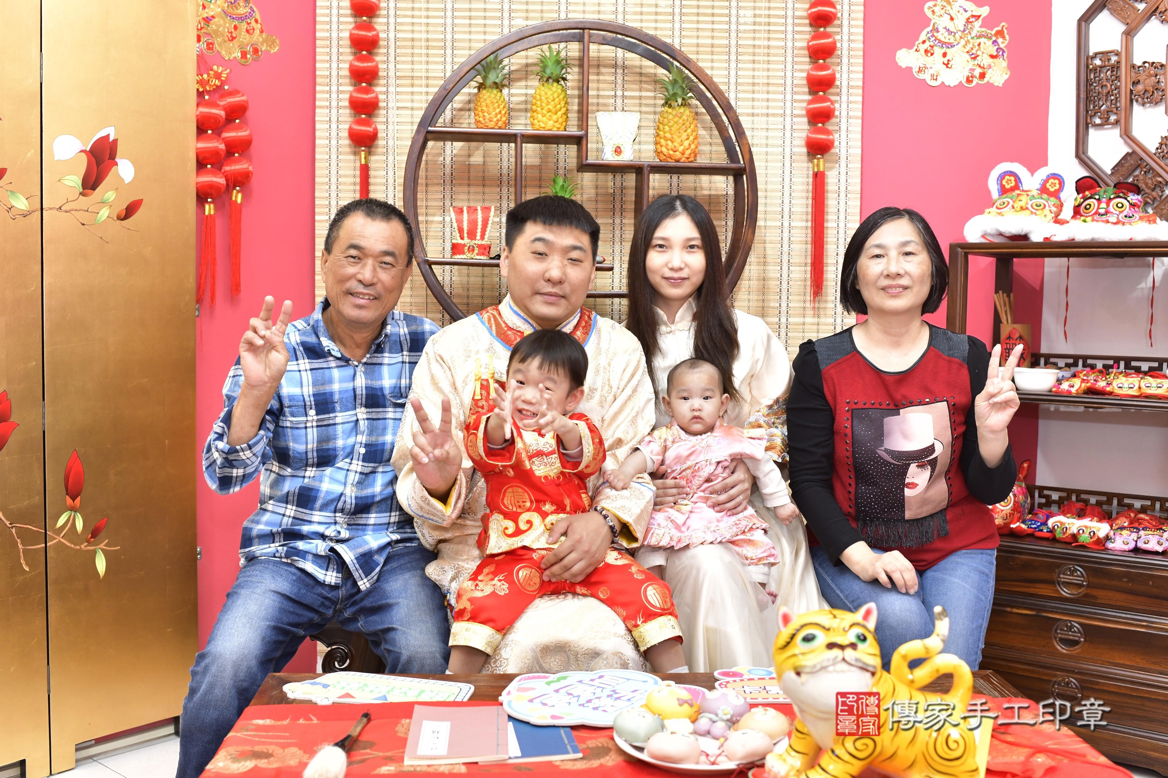 傳家手工印章新竹店、抓周、度脺、中國風會場、傳家嬰兒古禮、吉祥話、抓周道具物品24種、拍照。抓周證書。寶寶抓周、滿周歲、生日快樂、祝福