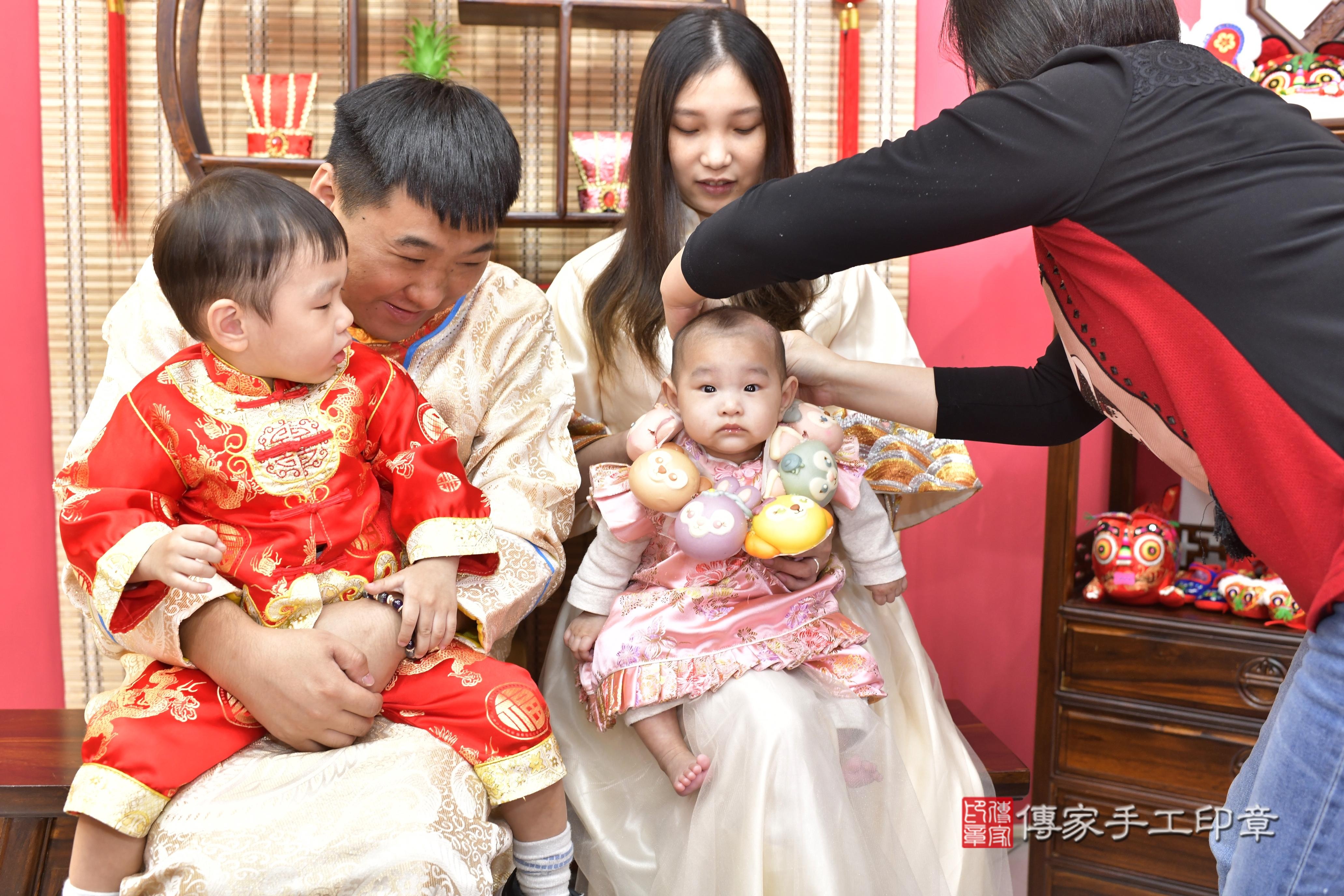 傳家手工印章新竹店、抓周、度脺、中國風會場、傳家嬰兒古禮、吉祥話、抓周道具物品24種、拍照。抓周證書。寶寶抓周、滿周歲、生日快樂、祝福