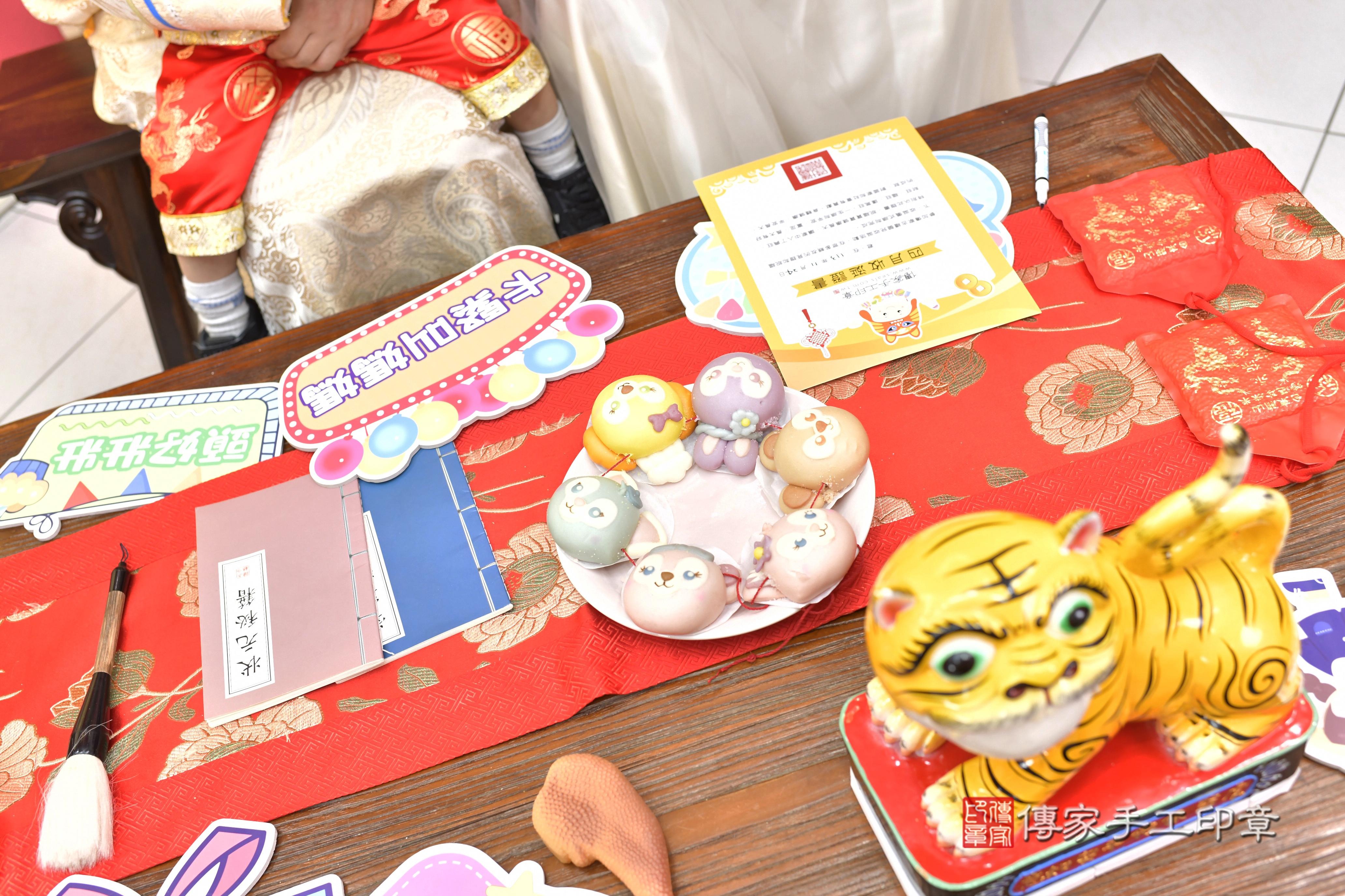 傳家手工印章新竹店、抓周、度脺、中國風會場、傳家嬰兒古禮、吉祥話、抓周道具物品24種、拍照。抓周證書。寶寶抓周、滿周歲、生日快樂、祝福