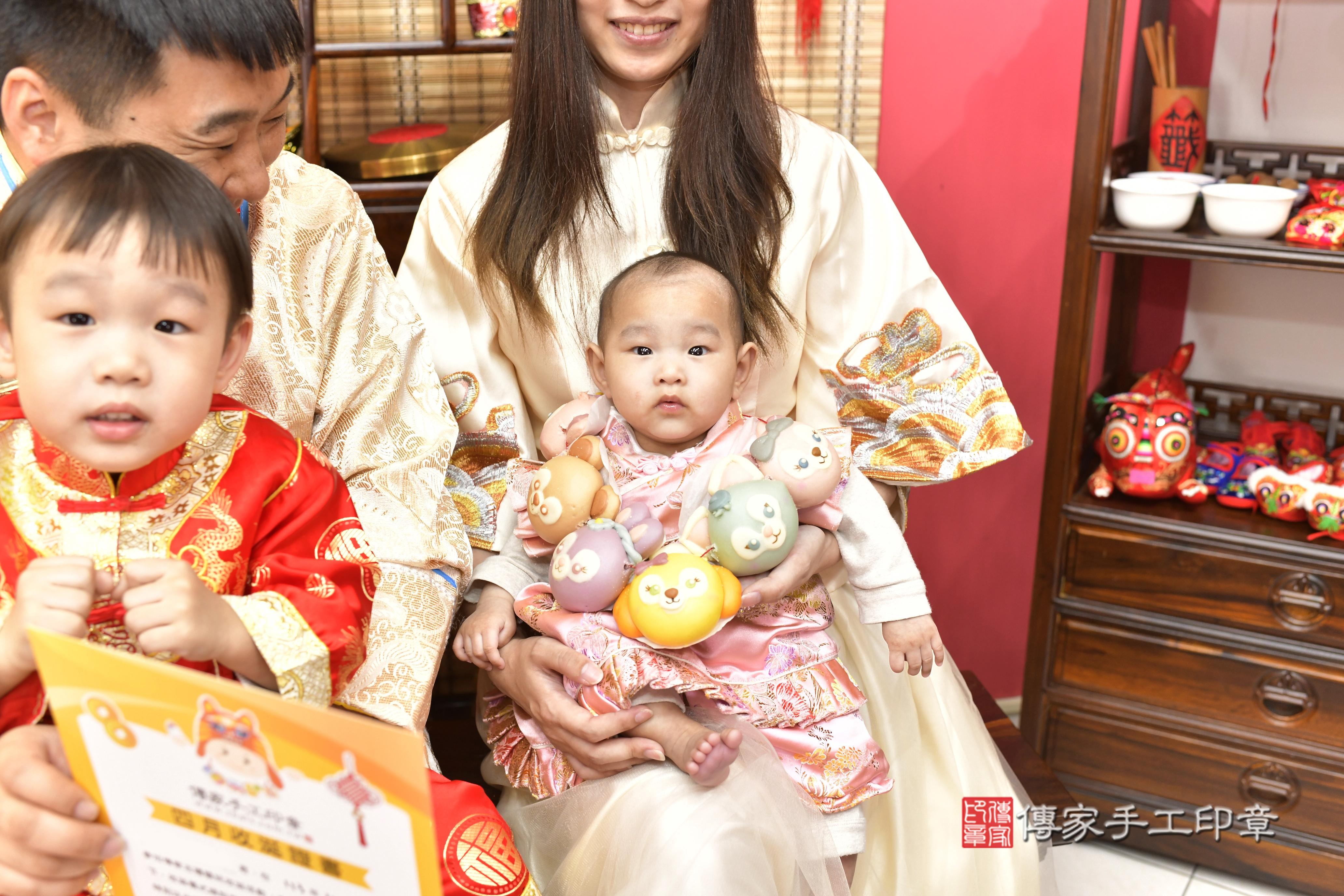 傳家手工印章新竹店、抓周、度脺、中國風會場、傳家嬰兒古禮、吉祥話、抓周道具物品24種、拍照。抓周證書。寶寶抓周、滿周歲、生日快樂、祝福