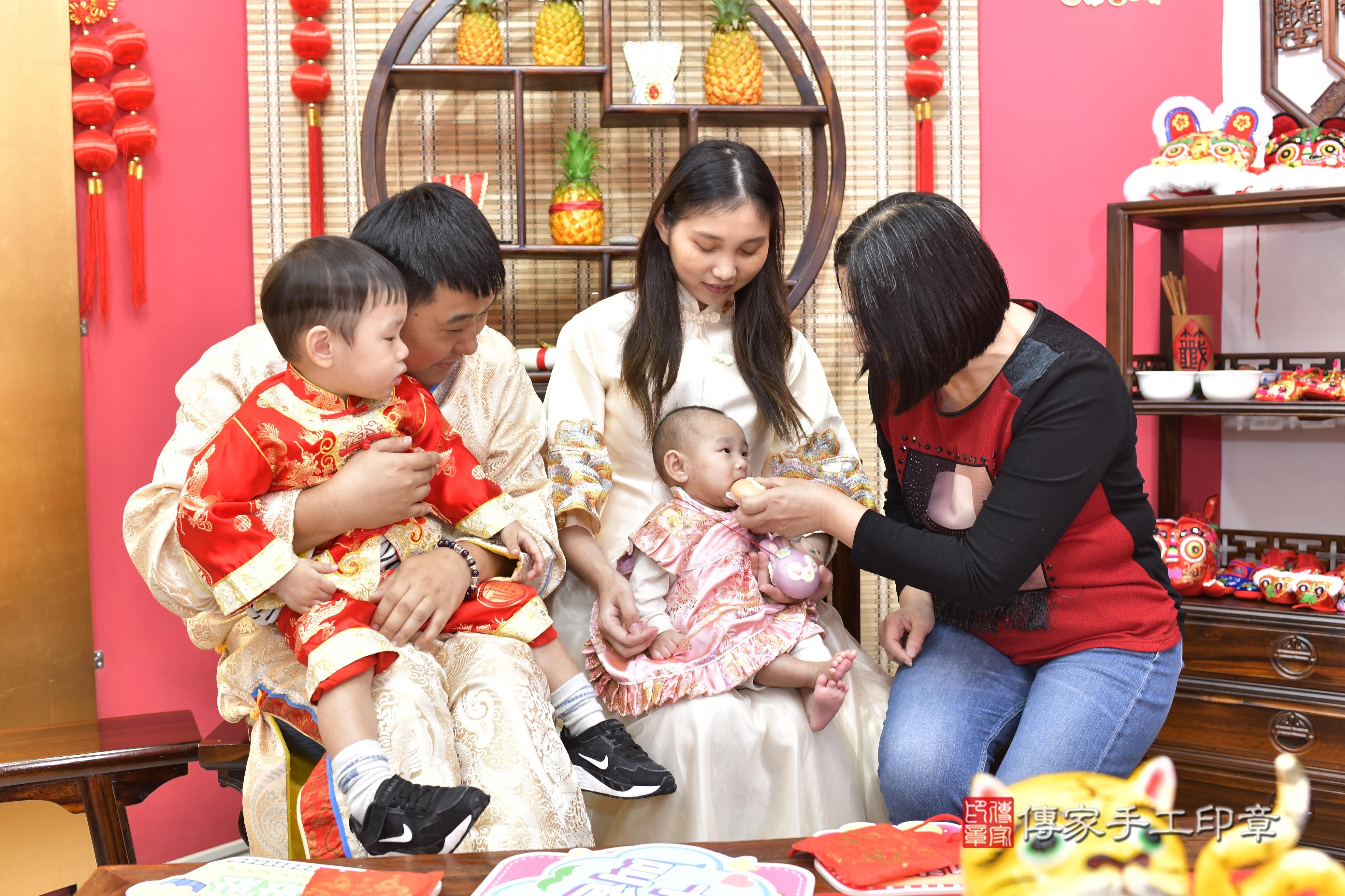 傳家手工印章新竹店、抓周、度脺、中國風會場、傳家嬰兒古禮、吉祥話、抓周道具物品24種、拍照。抓周證書。寶寶抓周、滿周歲、生日快樂、祝福