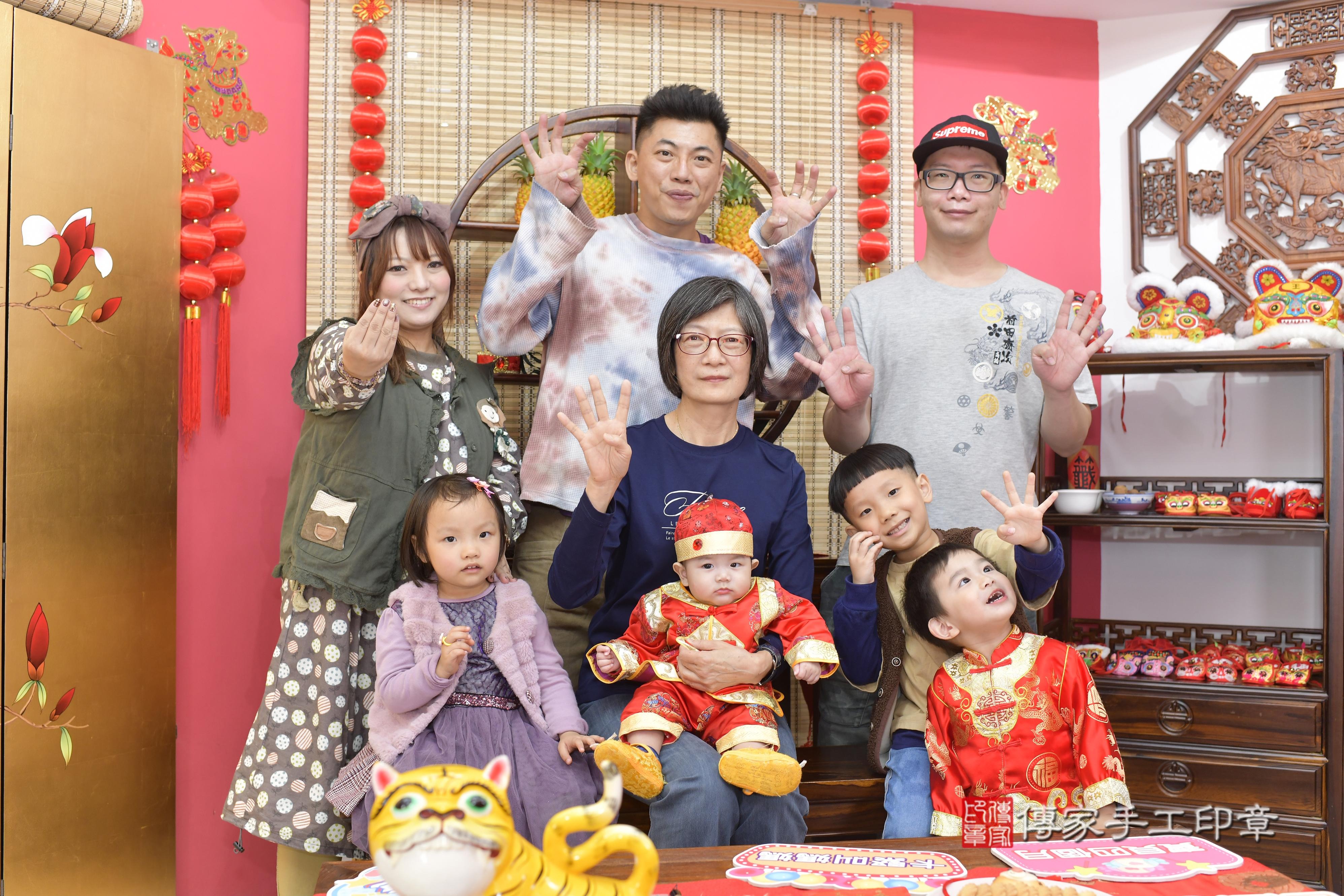 傳家手工印章新竹店、抓周、度脺、中國風會場、傳家嬰兒古禮、吉祥話、抓周道具物品24種、拍照。抓周證書。寶寶抓周、滿周歲、生日快樂、祝福 傳家手工印章新竹店、抓周、度脺、中國風會場、傳家嬰兒古禮、吉祥話、抓周道具物品24種、拍照。抓周證書。寶寶抓周、滿周歲、生日快樂、祝福