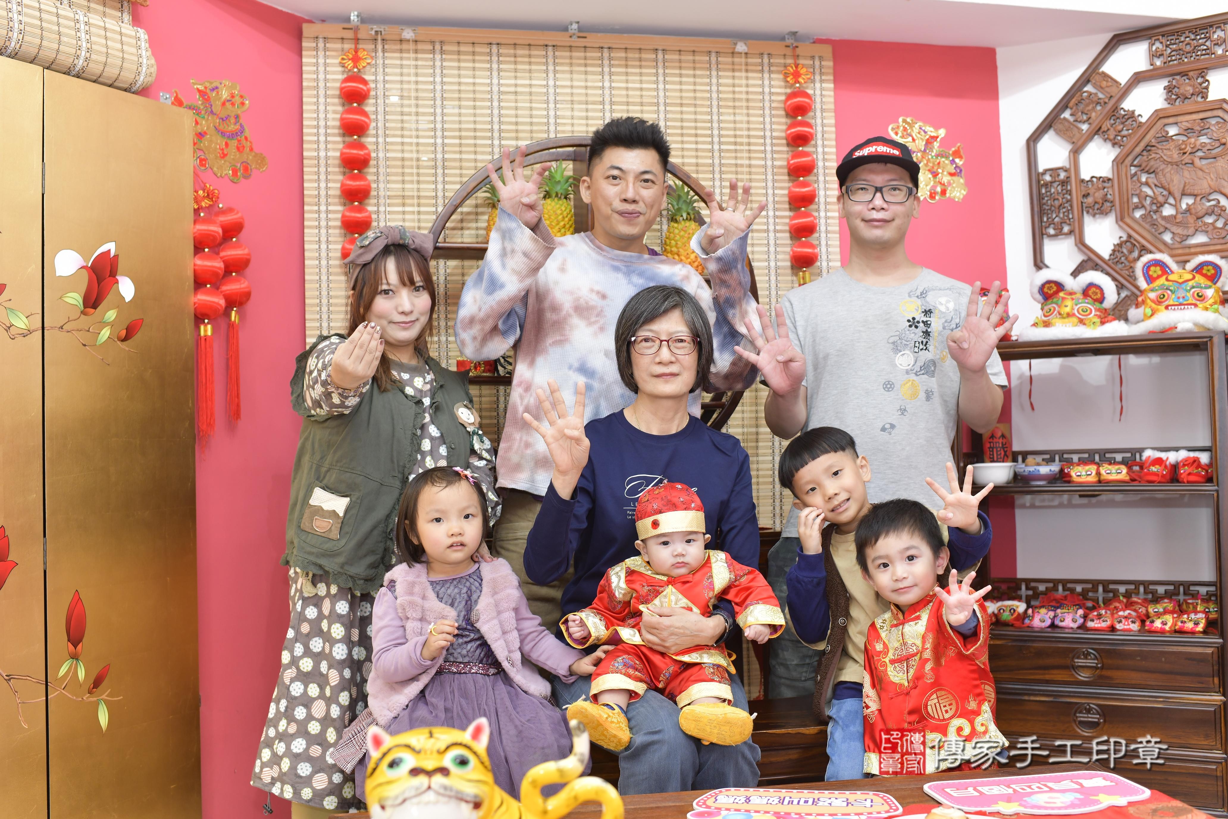 傳家手工印章新竹店、抓周、度脺、中國風會場、傳家嬰兒古禮、吉祥話、抓周道具物品24種、拍照。抓周證書。寶寶抓周、滿周歲、生日快樂、祝福 傳家手工印章新竹店、抓周、度脺、中國風會場、傳家嬰兒古禮、吉祥話、抓周道具物品24種、拍照。抓周證書。寶寶抓周、滿周歲、生日快樂、祝福