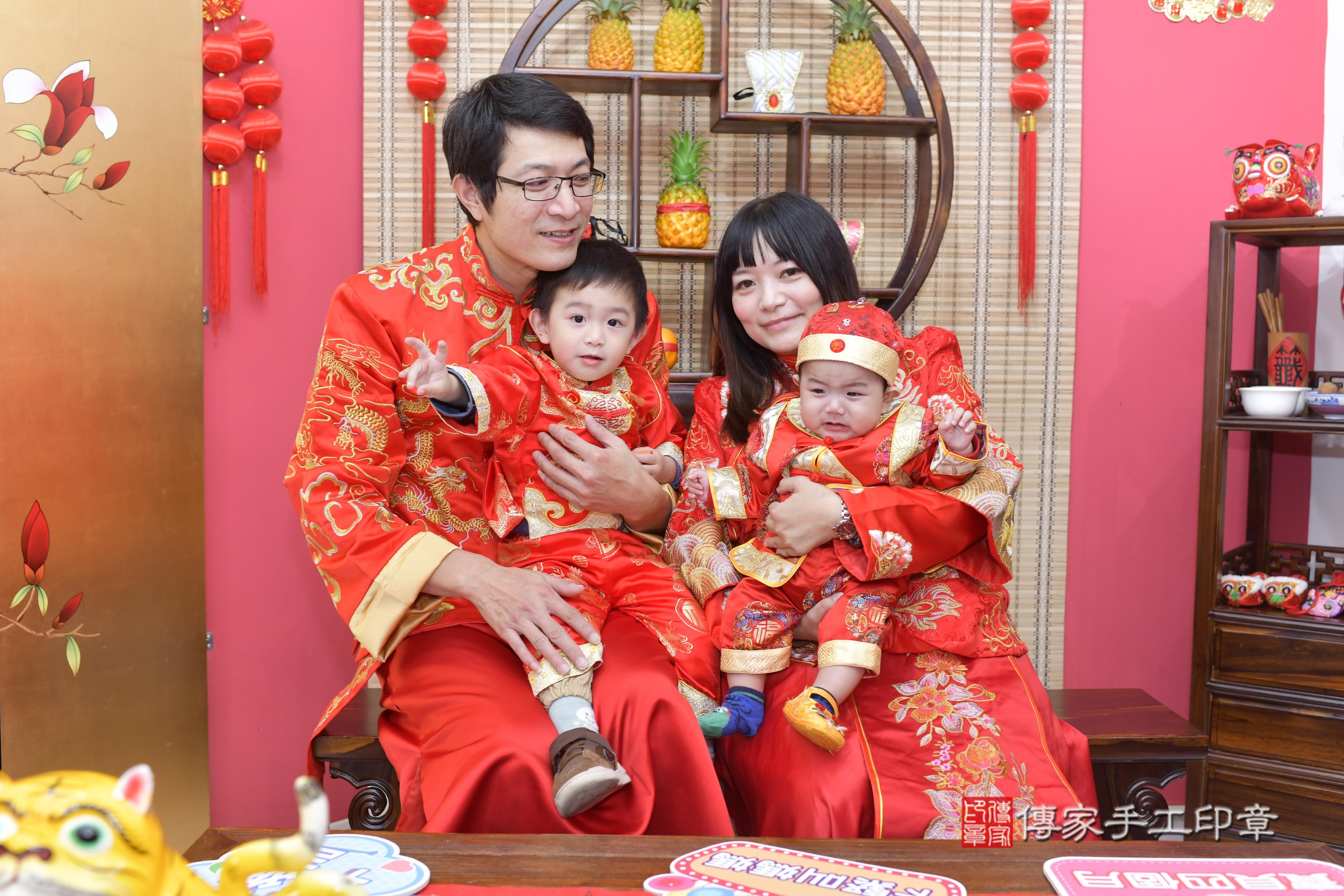 傳家手工印章新竹店、抓周、度脺、中國風會場、傳家嬰兒古禮、吉祥話、抓周道具物品24種、拍照。抓周證書。寶寶抓周、滿周歲、生日快樂、祝福 傳家手工印章新竹店、抓周、度脺、中國風會場、傳家嬰兒古禮、吉祥話、抓周道具物品24種、拍照。抓周證書。寶寶抓周、滿周歲、生日快樂、祝福