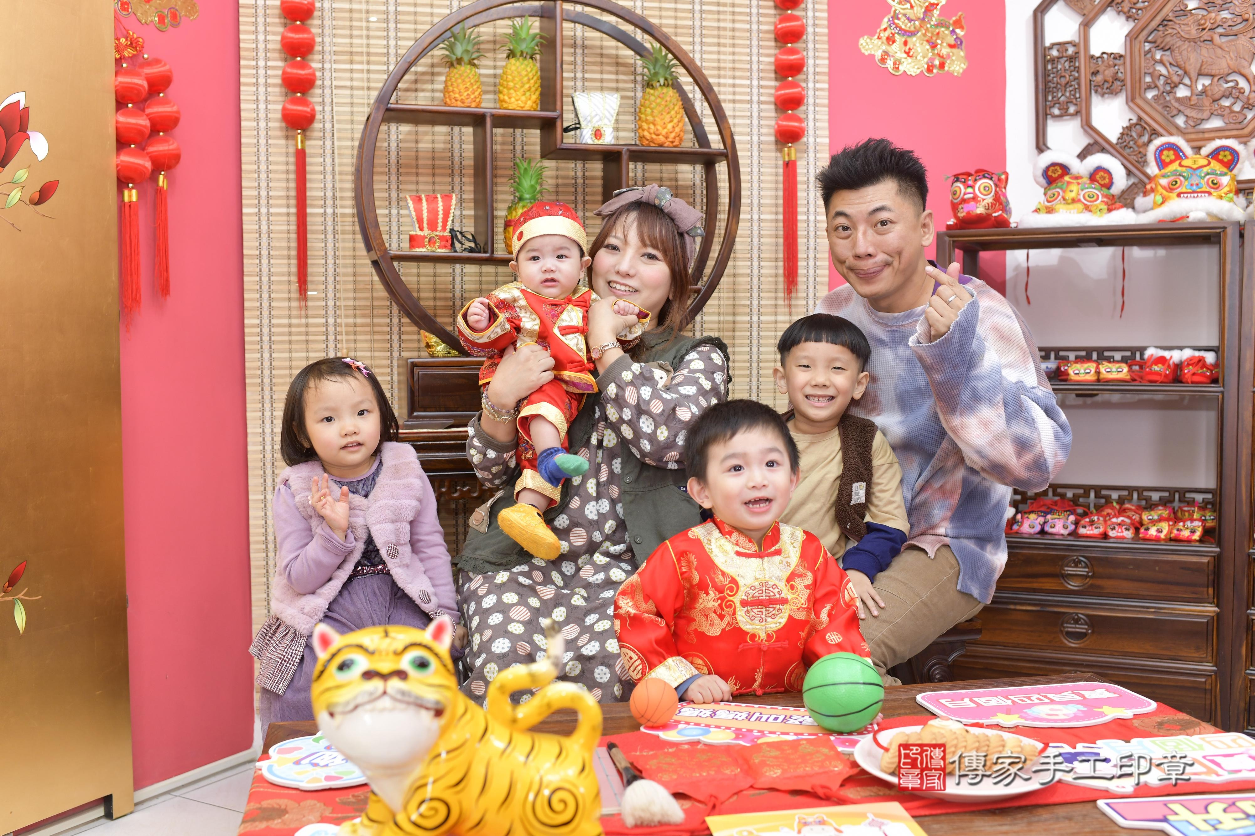 傳家手工印章新竹店、抓周、度脺、中國風會場、傳家嬰兒古禮、吉祥話、抓周道具物品24種、拍照。抓周證書。寶寶抓周、滿周歲、生日快樂、祝福 傳家手工印章新竹店、抓周、度脺、中國風會場、傳家嬰兒古禮、吉祥話、抓周道具物品24種、拍照。抓周證書。寶寶抓周、滿周歲、生日快樂、祝福