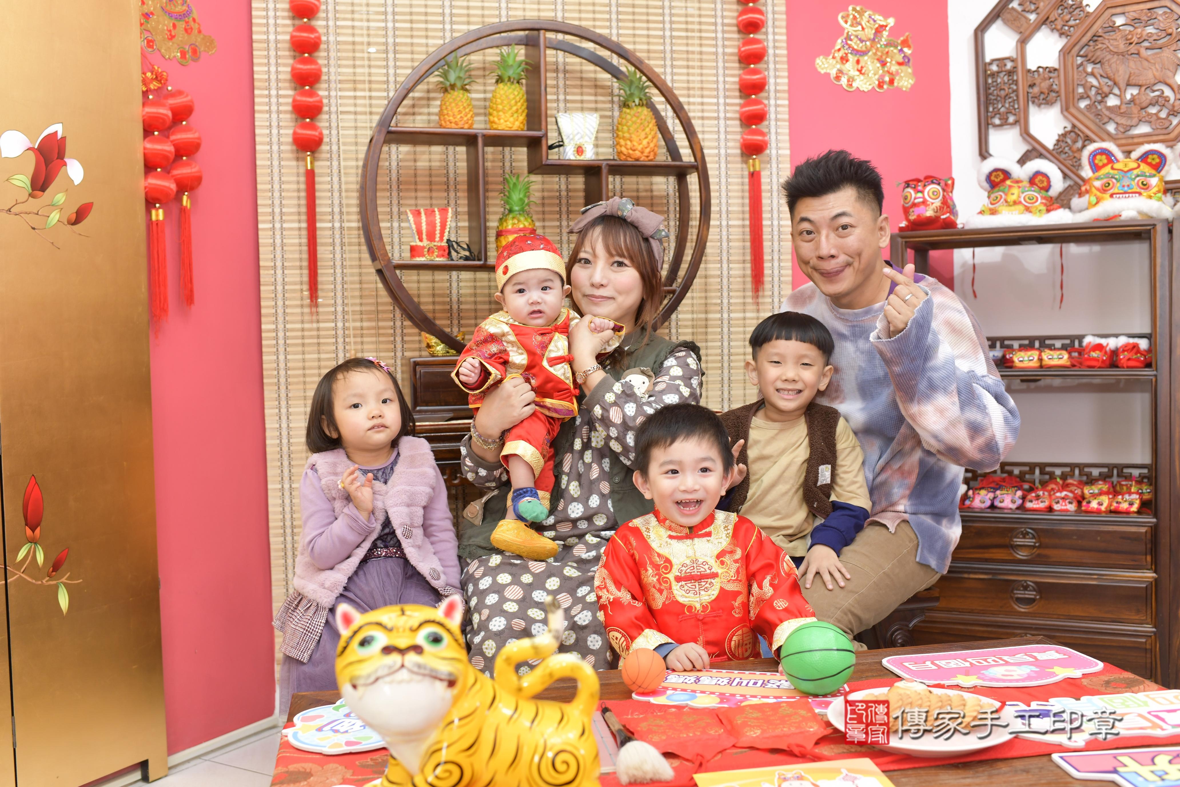 傳家手工印章新竹店、抓周、度脺、中國風會場、傳家嬰兒古禮、吉祥話、抓周道具物品24種、拍照。抓周證書。寶寶抓周、滿周歲、生日快樂、祝福 傳家手工印章新竹店、抓周、度脺、中國風會場、傳家嬰兒古禮、吉祥話、抓周道具物品24種、拍照。抓周證書。寶寶抓周、滿周歲、生日快樂、祝福