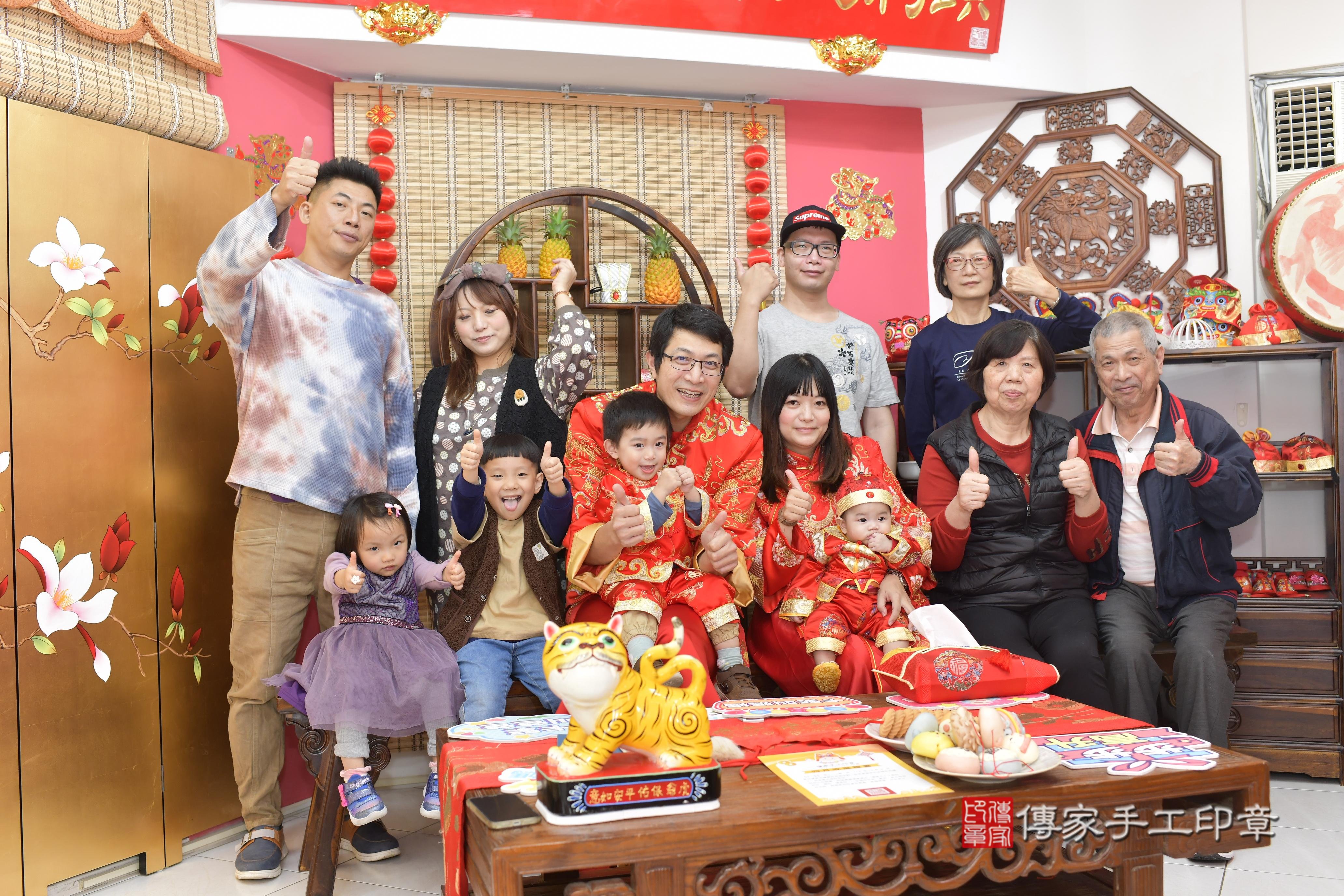 傳家手工印章新竹店、抓周、度脺、中國風會場、傳家嬰兒古禮、吉祥話、抓周道具物品24種、拍照。抓周證書。寶寶抓周、滿周歲、生日快樂、祝福 傳家手工印章新竹店、抓周、度脺、中國風會場、傳家嬰兒古禮、吉祥話、抓周道具物品24種、拍照。抓周證書。寶寶抓周、滿周歲、生日快樂、祝福